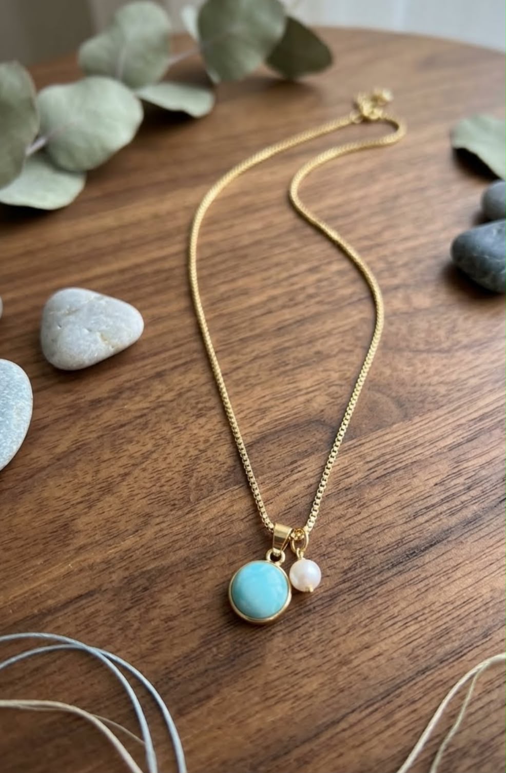 Elegante cadena con larimar y baño de oro.