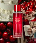 Cherry Desire de Victoria's Secret pertenece a la familia olfativa Frutal Gourmand. Se caracteriza por ser un aroma dulce, jugoso, seductor y con un fondo ligeramente amaderado y cálido. 100% original