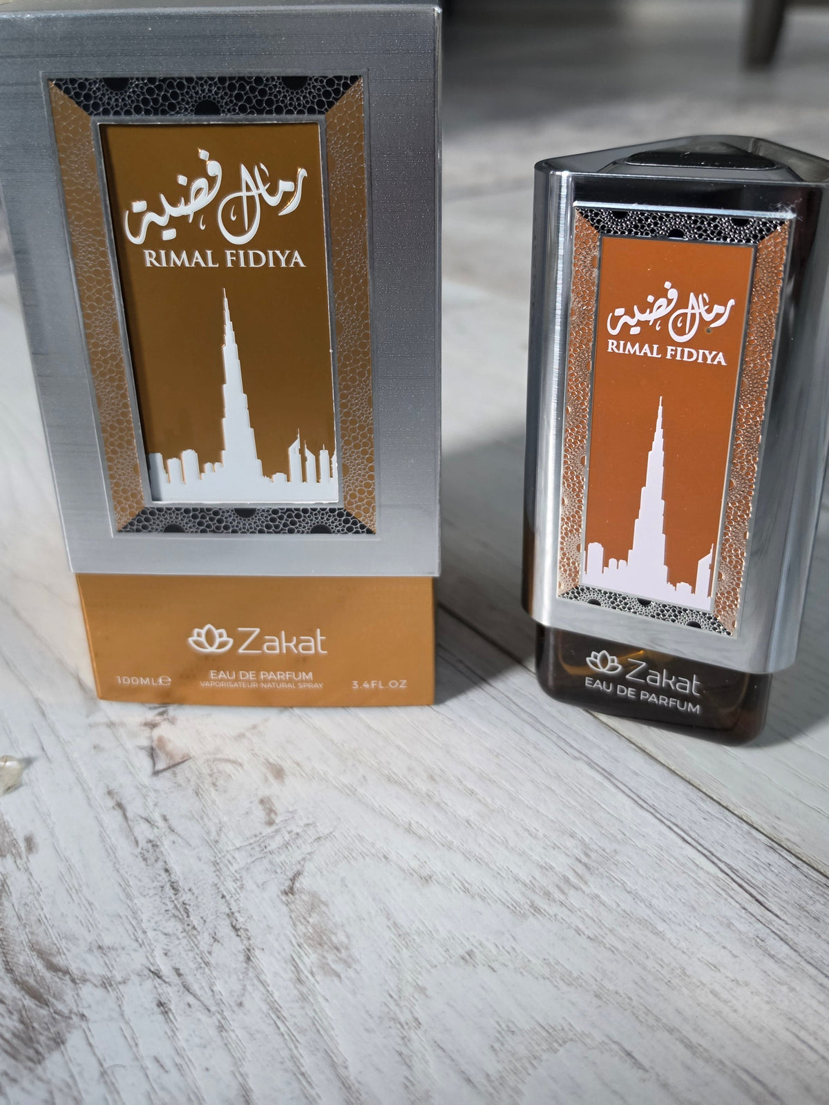Las notas olfativas del perfume Zakat Rimal Fidiya (Ramal Fidaya) despliegan una fragancia cálida, especiada y profundamente oriental a través de su pirámide olfativa:base cremosa, dulce y sumamente reconfortante dominada por vainilla, caramelo, ámbar.💛✨