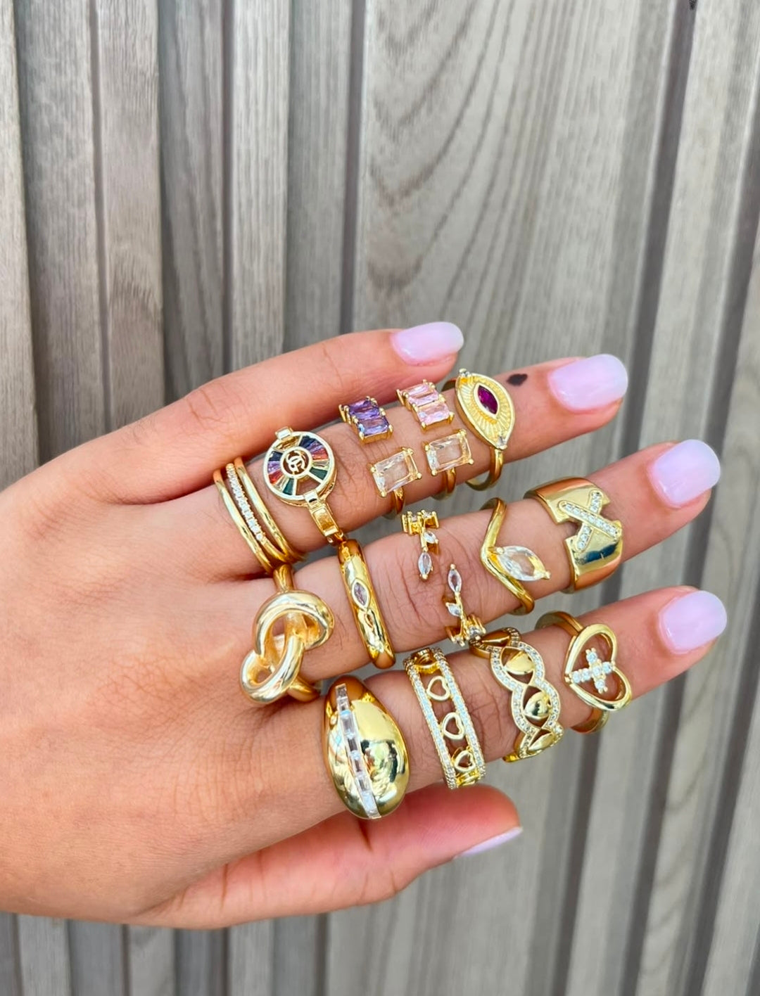 Anillos con baño de oro. Anillos hermosos y súper femeninos 💍💕
Dale un toque elegante y delicado a tu look con estos diseños 😍
💖 Diferentes estilos y colores
✨ Perfectos para combinar
🎁 Ideales para regalar