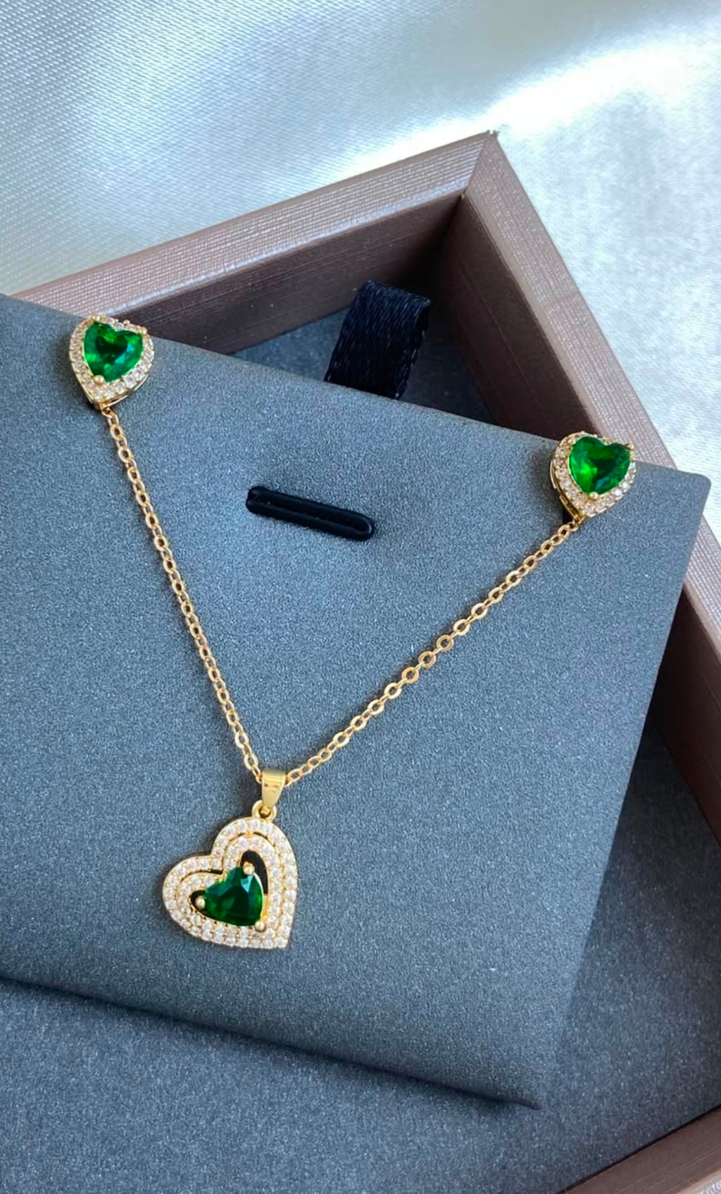 Variedades de elegante juego de cadenas y aretes con baño de oro.