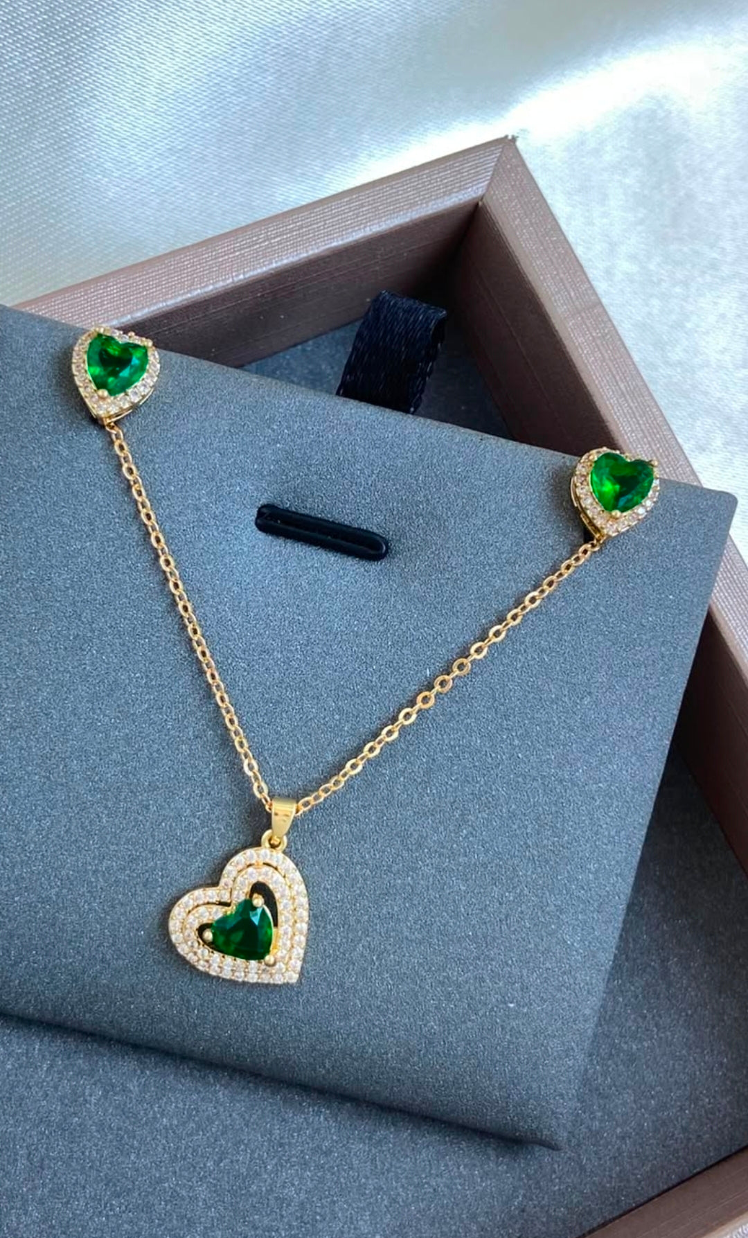 Variedades de elegante juego de cadenas y aretes con baño de oro.