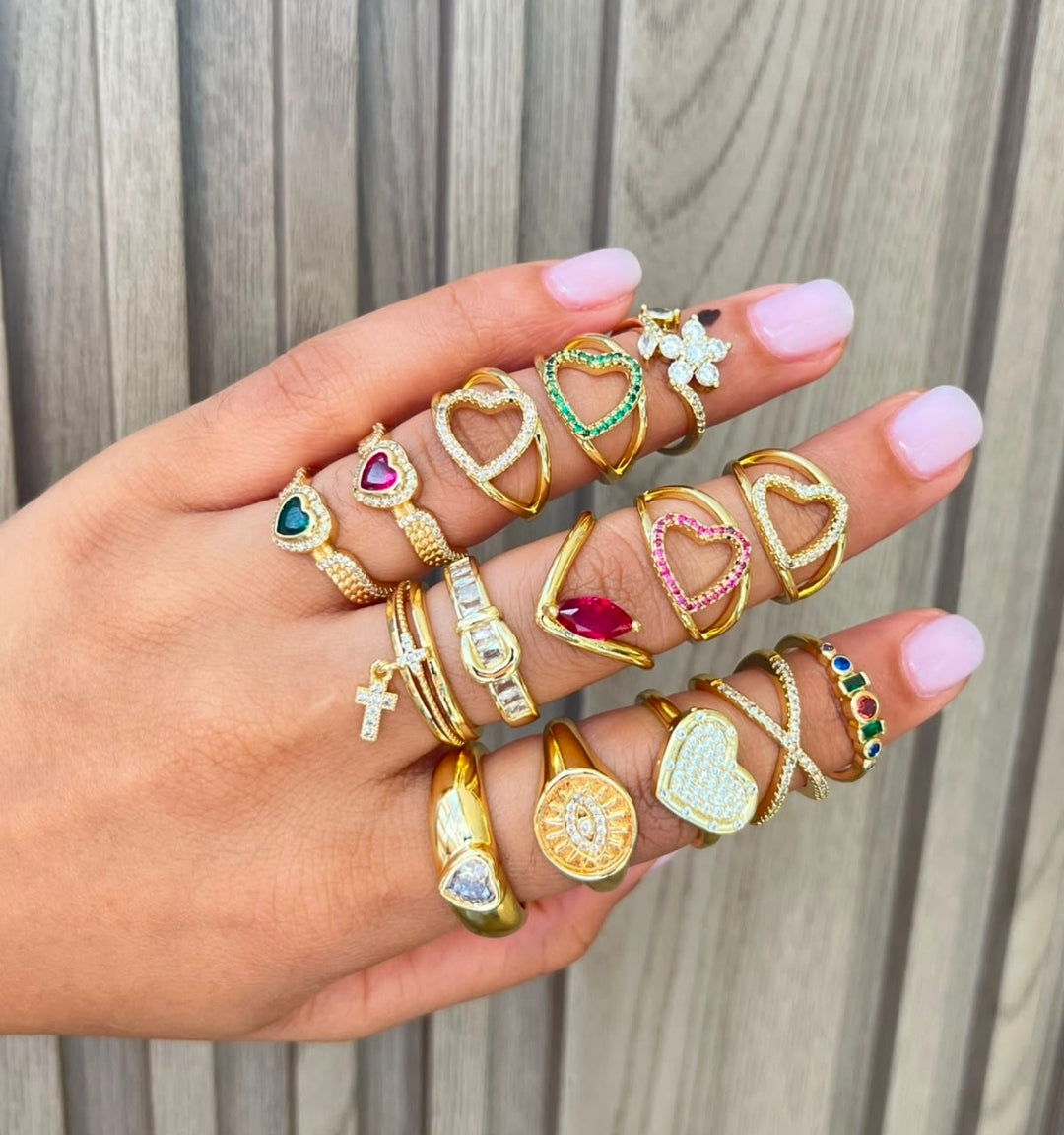 Anillos con baño de oro. Anillos hermosos y súper femeninos 💍💕
Dale un toque elegante y delicado a tu look con estos diseños 😍
💖 Diferentes estilos y colores
✨ Perfectos para combinar
🎁 Ideales para regalar