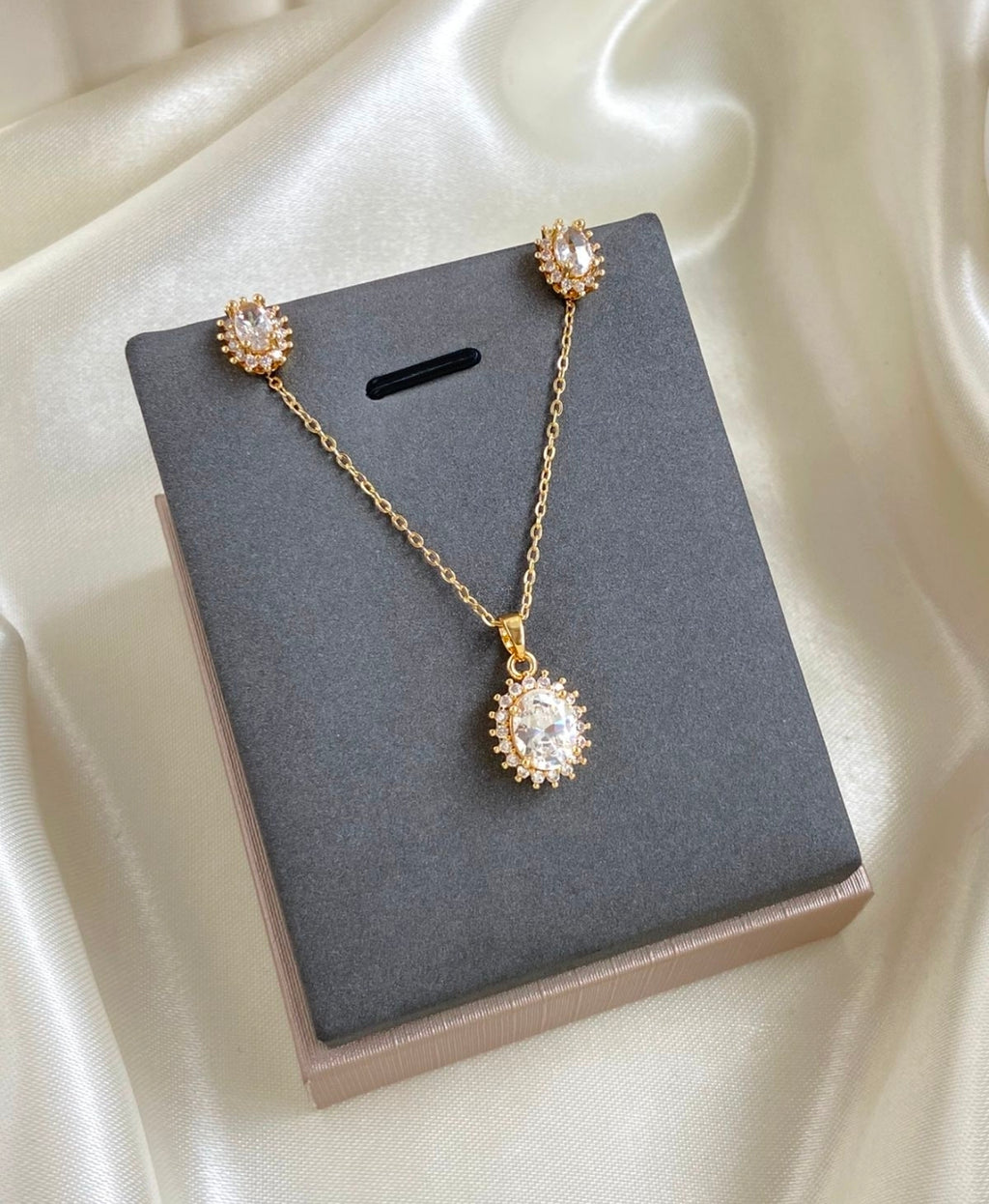 Variedades de juegos de cadenas y aretes con baño de oro por $425 escribe cual quieres y vas a recibir una por $425.  ♥️  Gracias por su compra