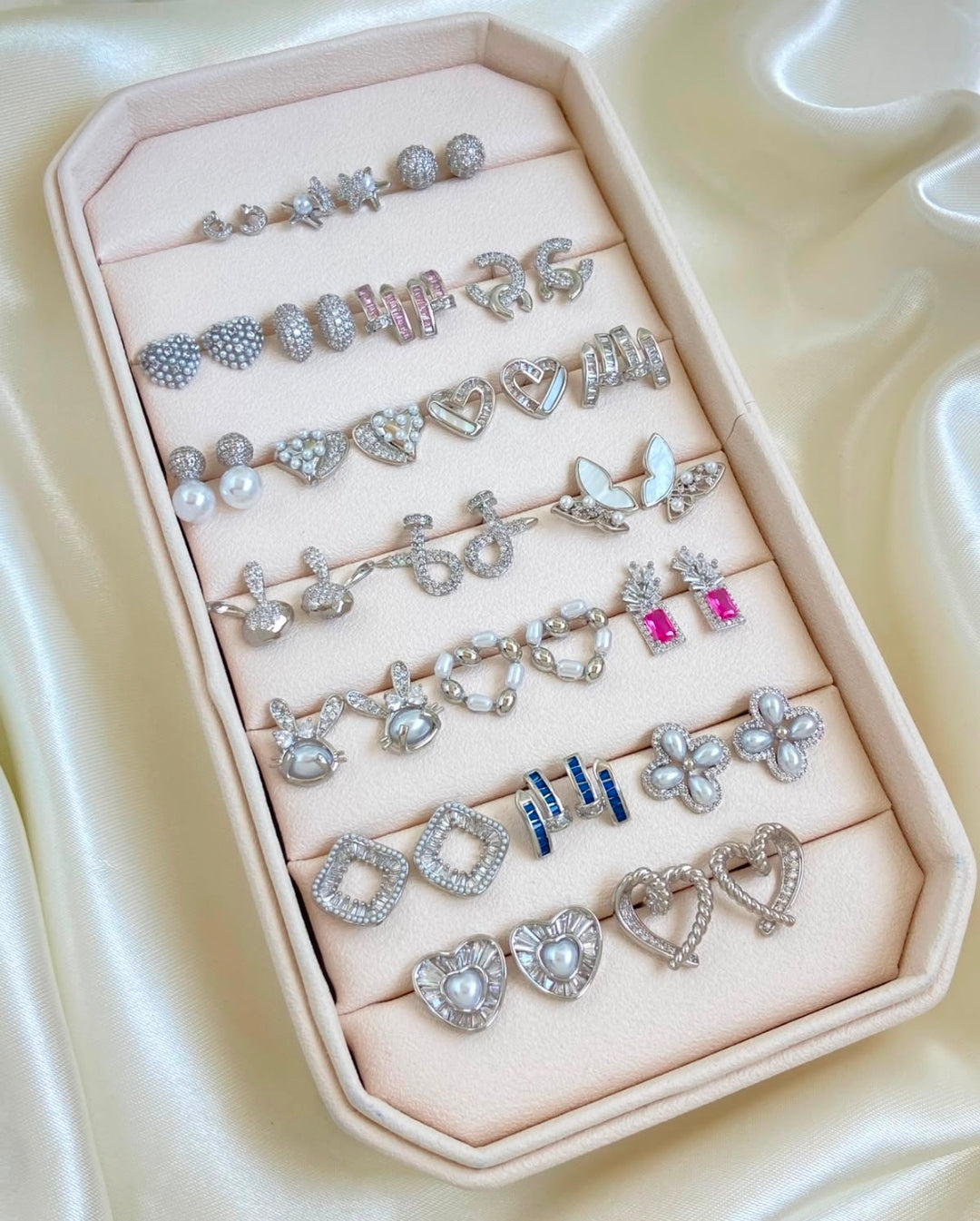 Aretes platiados muy variados $95 pesos cada una y bonitos. Debe escribir para decir cual va a comprar. Solo va a recibir una si paga $95.