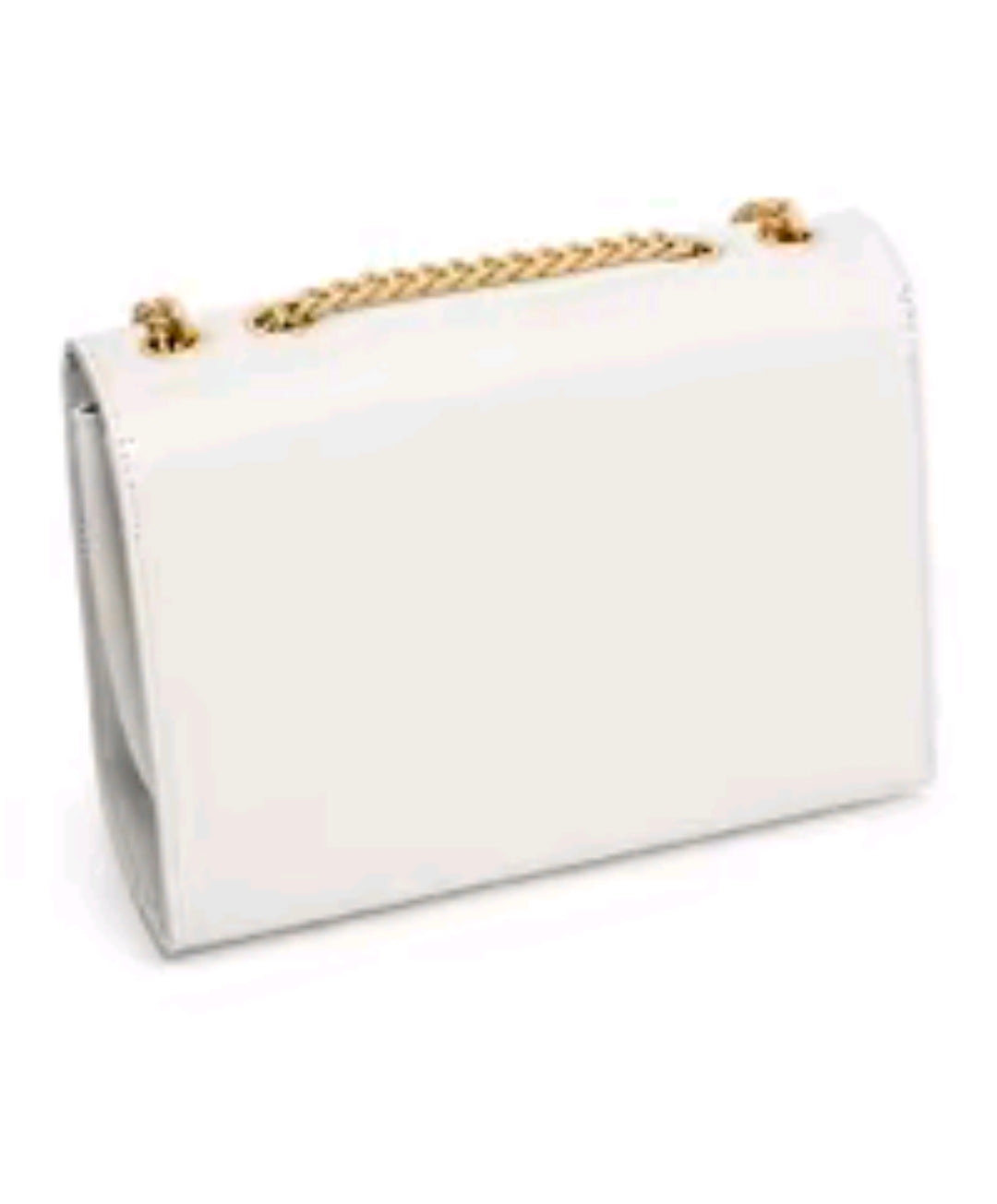 Esta cartera bandolera de diseño estructurado destaca por su estética femenina y sus detalles de fantasía con acabados metálicos en tono dorado.