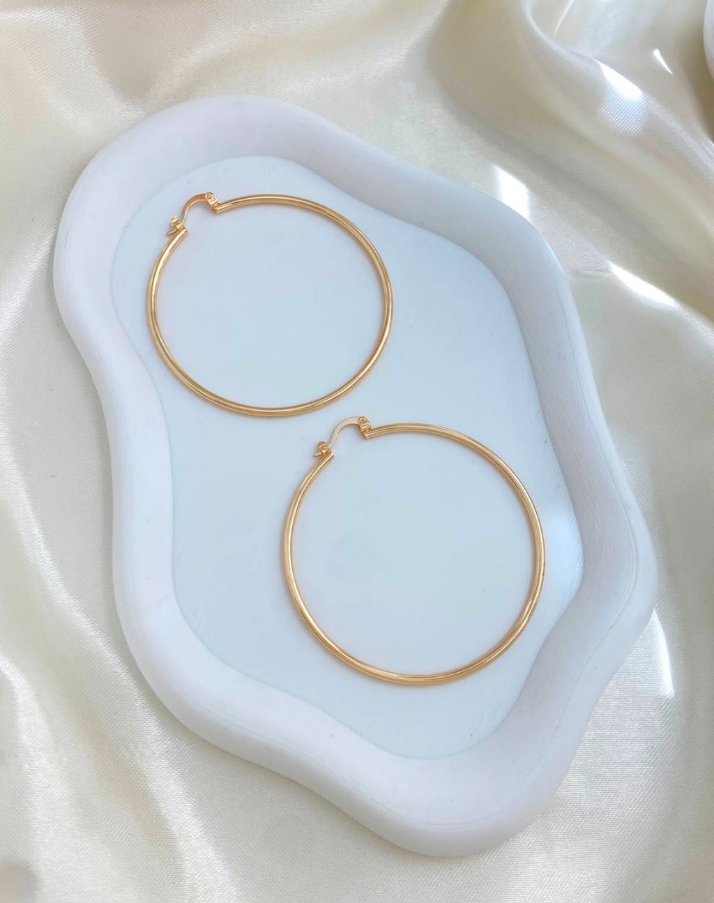 Variedades de argollas con baño de oro. $280  Escribir para decir cual va a comprar solo va a recibir una por $280 pesos. Gracias por su compra.