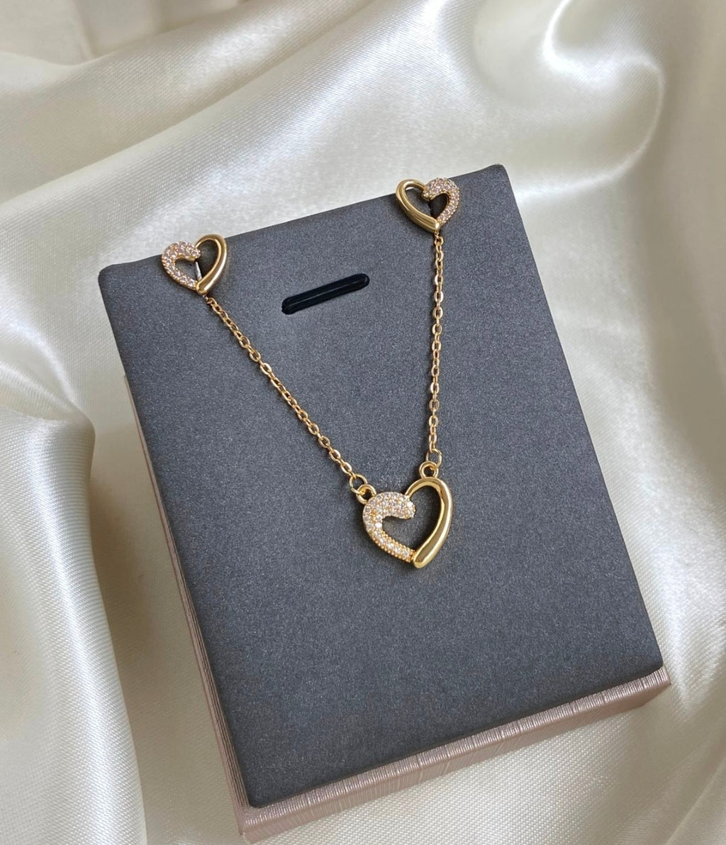 Variedades de juegos de cadenas y aretes con baño de oro por $425 escribe cual quieres y vas a recibir una por $425.  ♥️  Gracias por su compra