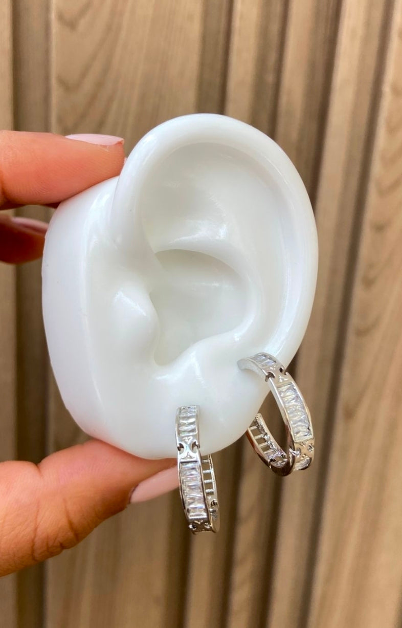 Argollas platiadas variadas muy bonitas $95 pesos cada unas debe escribir para decir cual vas a comprar.