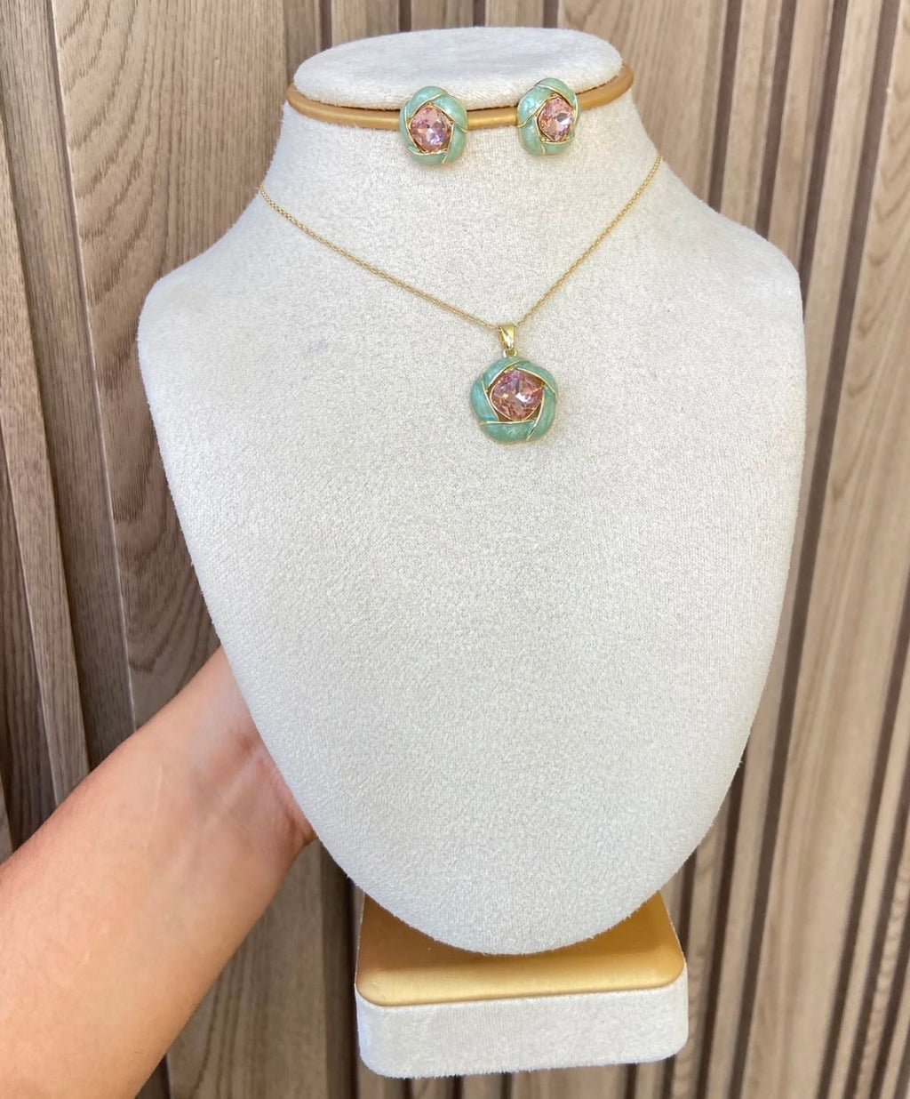 Juegos de cadenas y aretes con baño de oro. $1450 cada una.