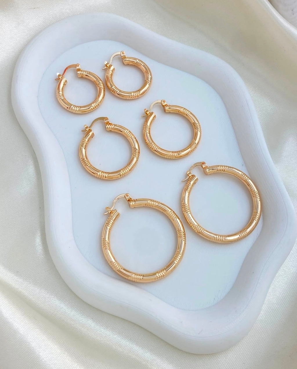 Variedades de argollas con baño de oro. $280  Escribir para decir cual va a comprar solo va a recibir una por $280 pesos. Gracias por su compra.