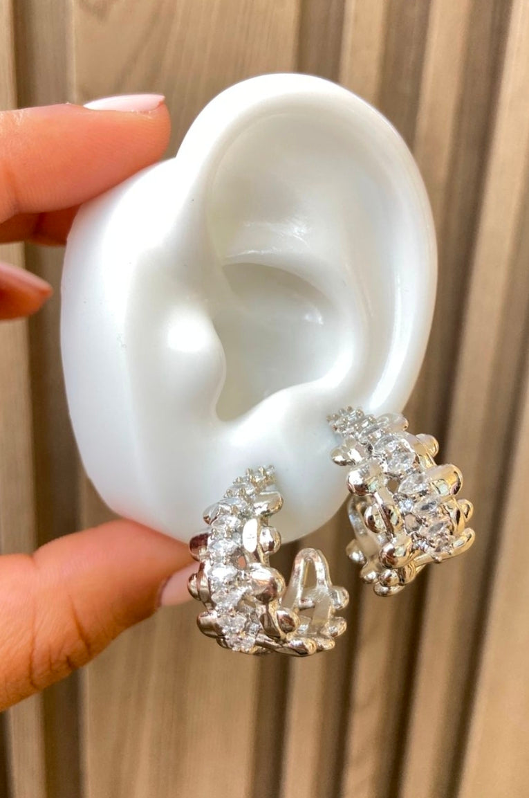 Argollas platiadas variadas muy bonitas $95 pesos cada unas debe escribir para decir cual vas a comprar.
