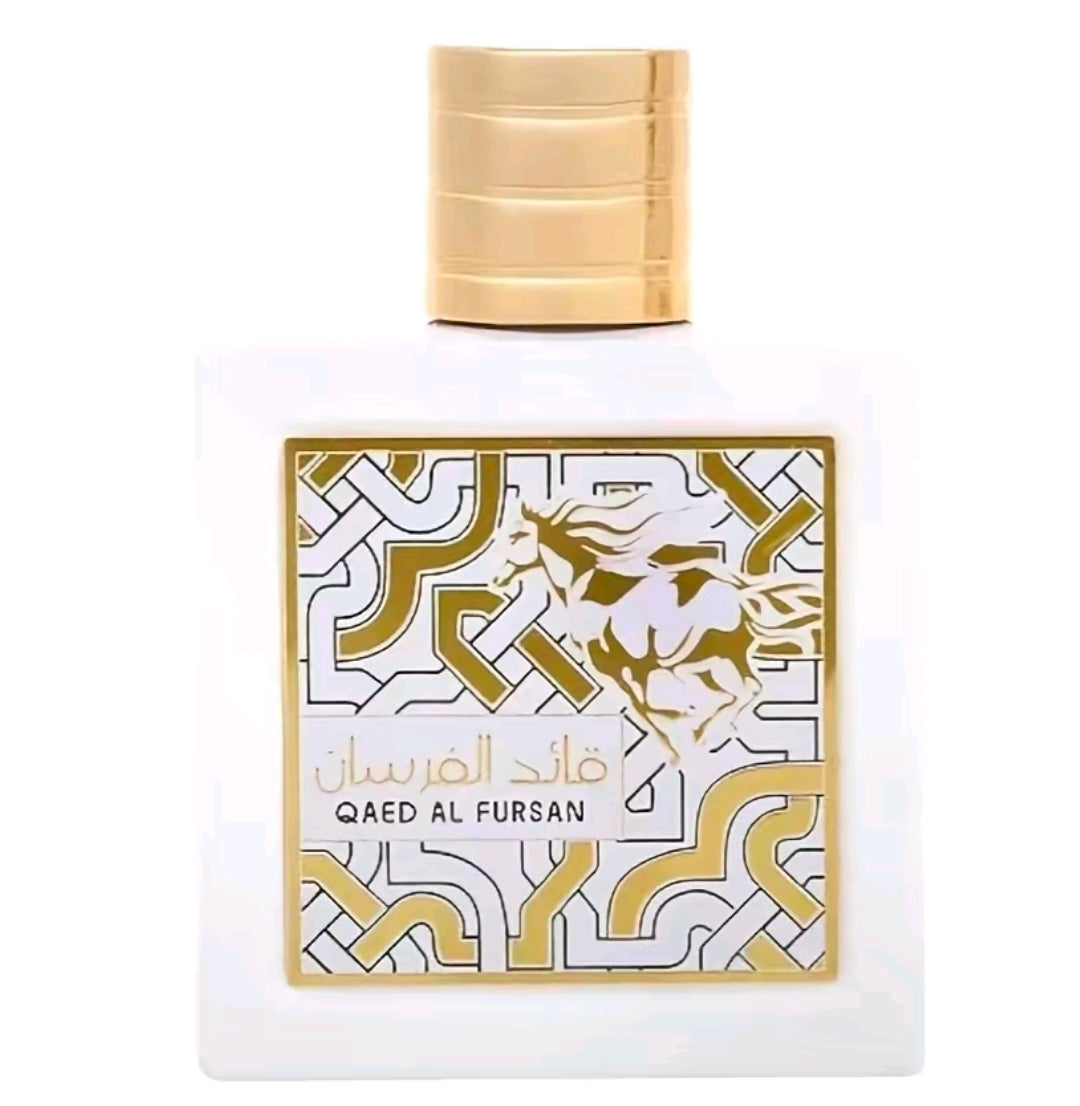 Qaed Al Fursan Unlimited es una fragancia radiante, cremosa y profundamente adictiva. Considerada una obra maestra unisex de la perfumería árabe, este perfume evoca la frescura de una playa exótica combinada con una dulzura lujosa y limpia.