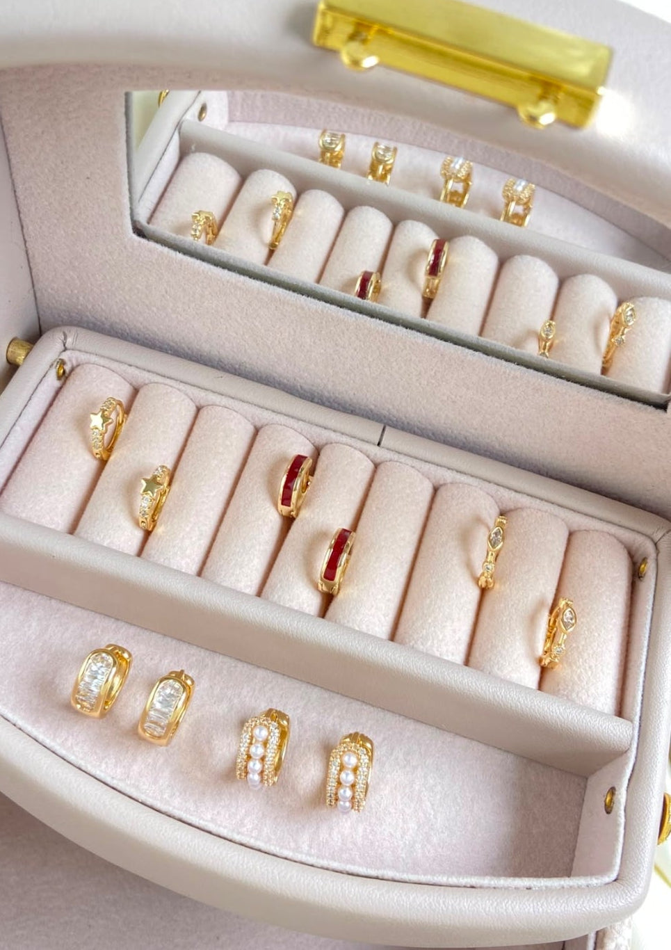 Argollas con baño de oro variadas, una por $280 pesos,  escribir para decir cual va a comprar. Vas a recibir una por $280 pesos.                         Gracias por su compra.