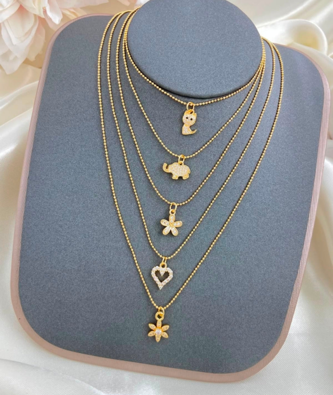Nueva collection 😍 de cadenas con dije con baño de oro cada una $290 ♥️ordena la tuya antes de agoten 🇩🇴✨️