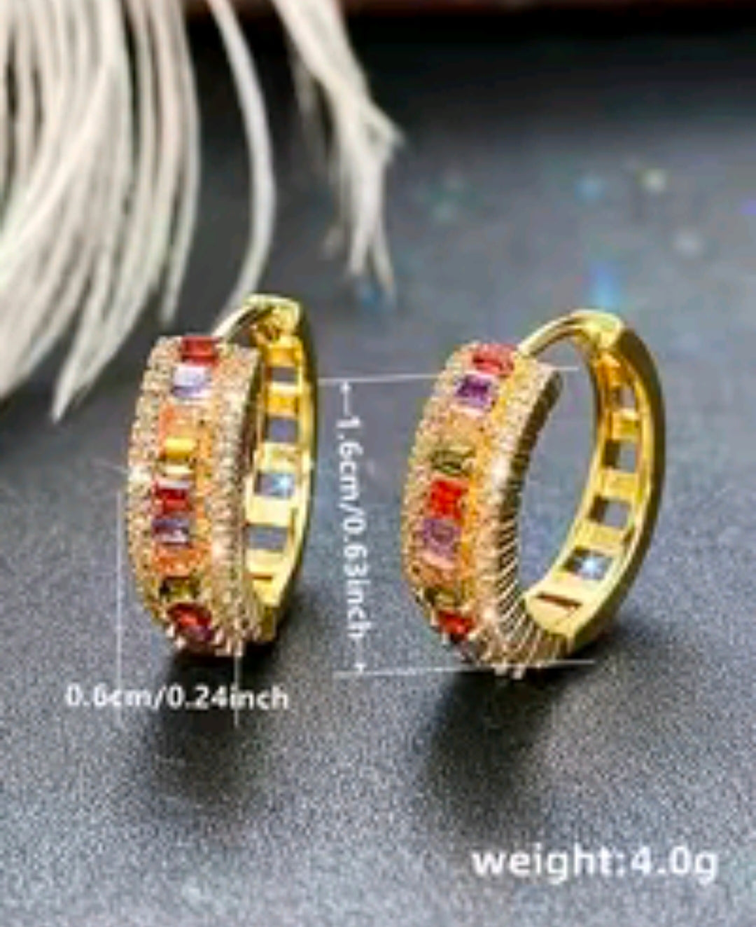 Estas argollas de diseño arcoíris son un accesorio moderno de estilo huggie, caracterizadas por su acabado brillante y su llamativa combinación de colores.