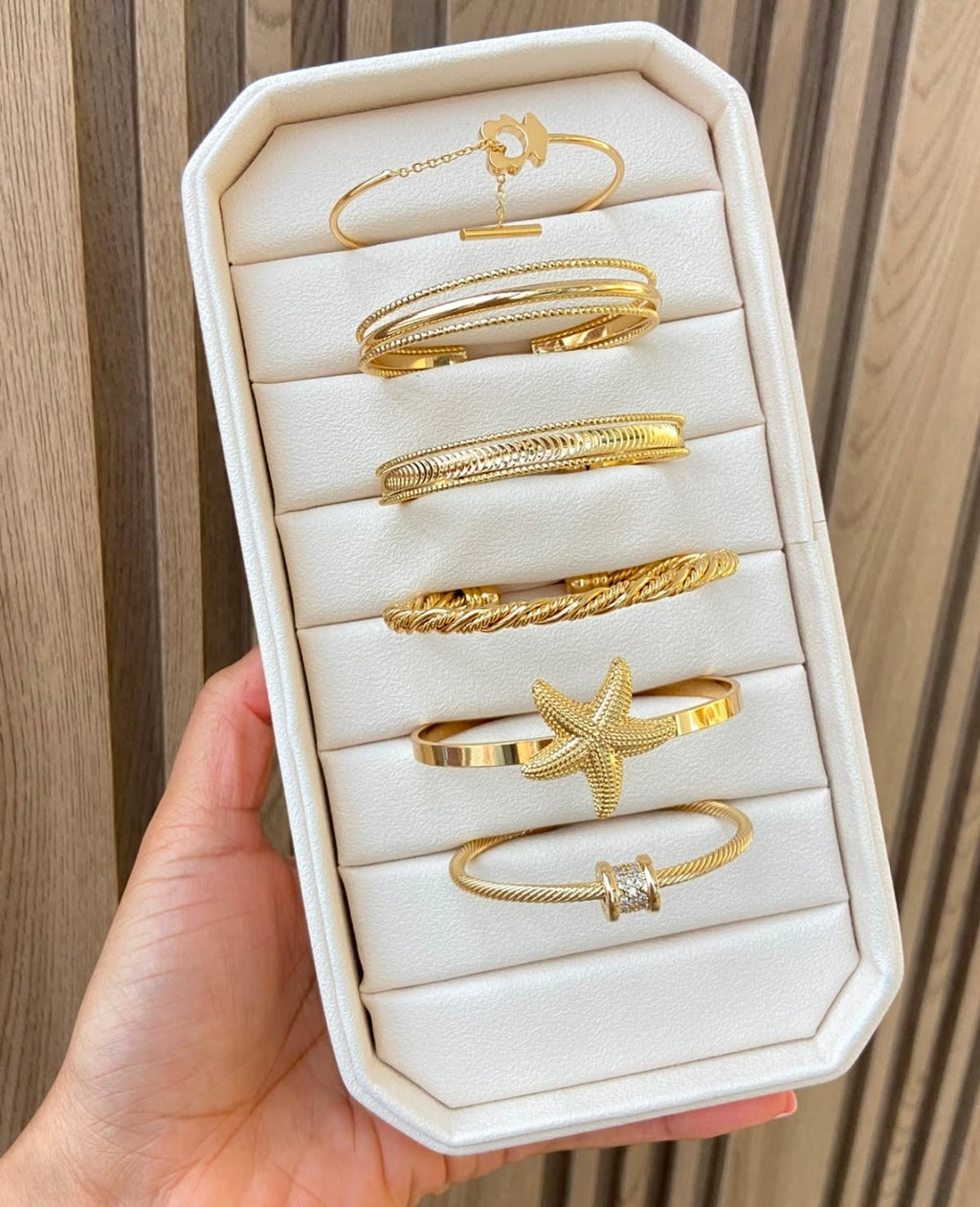 Variedades de bracaletes con baño de oro $450 cada uno