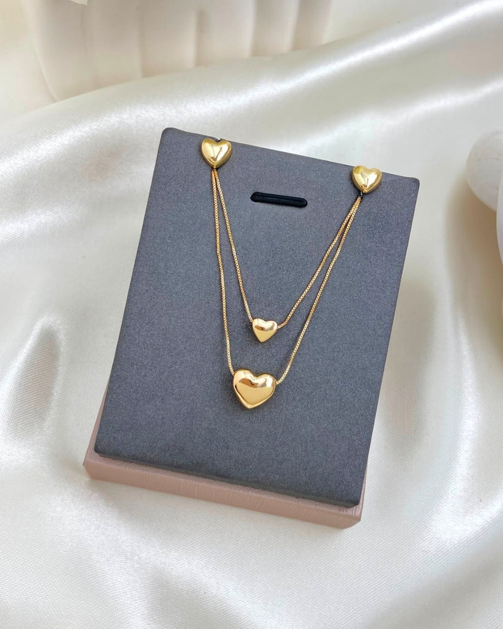 Variedades de elegante juego de cadenas y aretes con baño de oro.