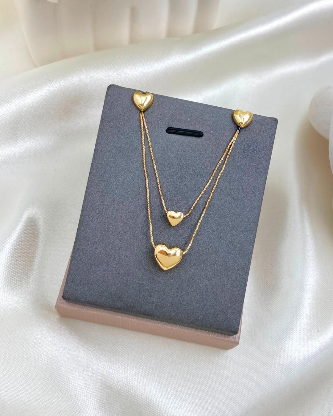 Variedades de elegante juego de cadenas y aretes con baño de oro.
