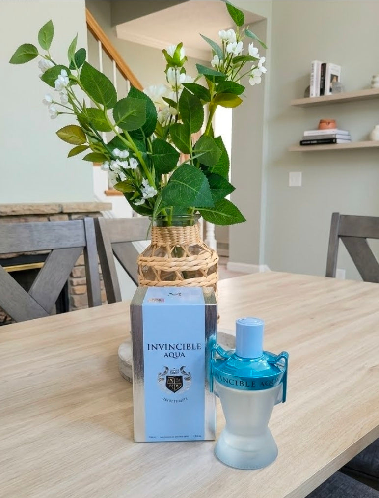Es una fragancia que pertenece a la familia olfativa Amaderada Acuática. Diseñada para proyectar una sensación limpia, enérgica, vibrante y de masculinidad moderna, siendo ideal para el uso diario,climas cálidos gracias a su naturaleza marina. Inspiración