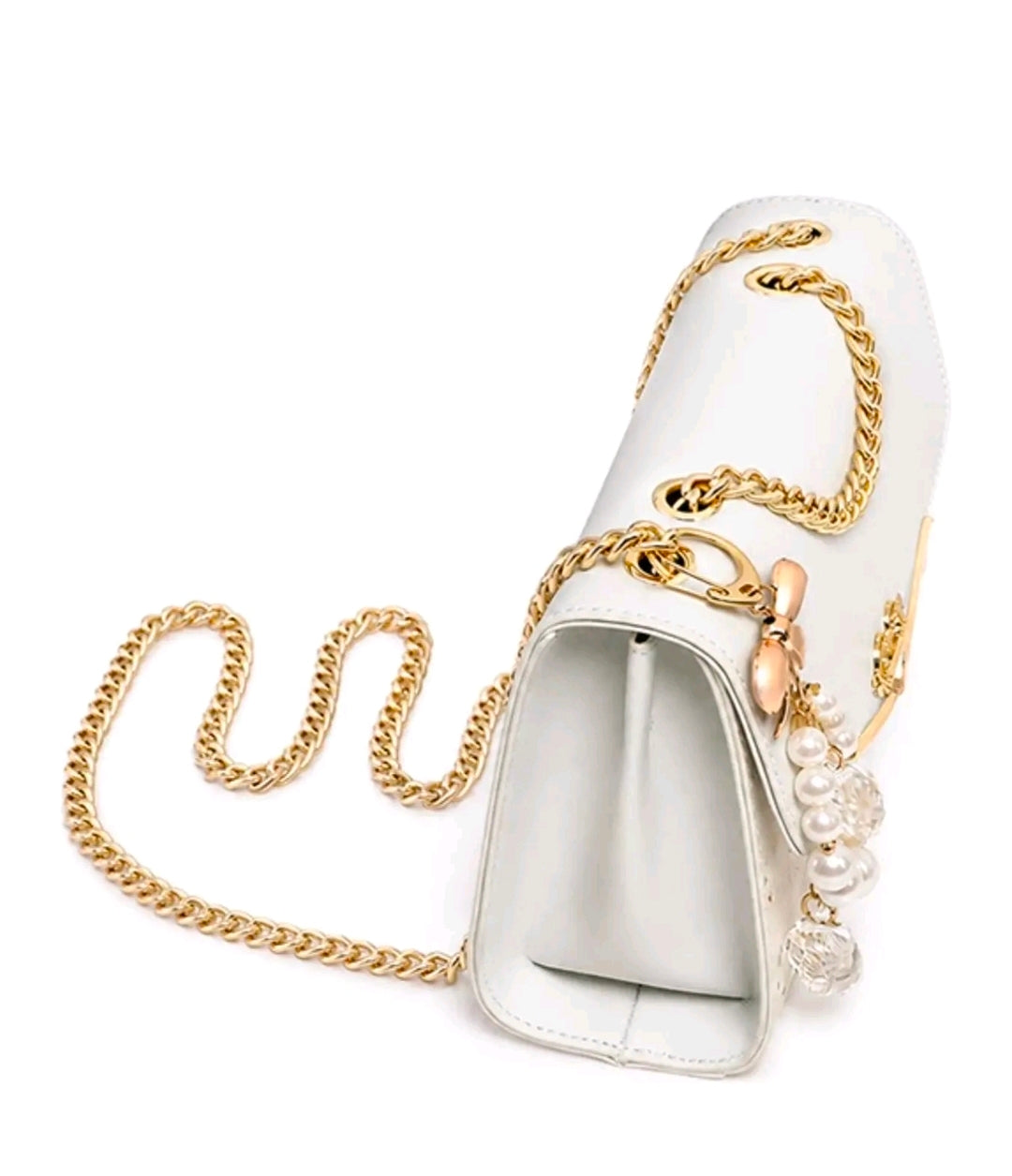 Esta cartera bandolera de diseño estructurado destaca por su estética femenina y sus detalles de fantasía con acabados metálicos en tono dorado.