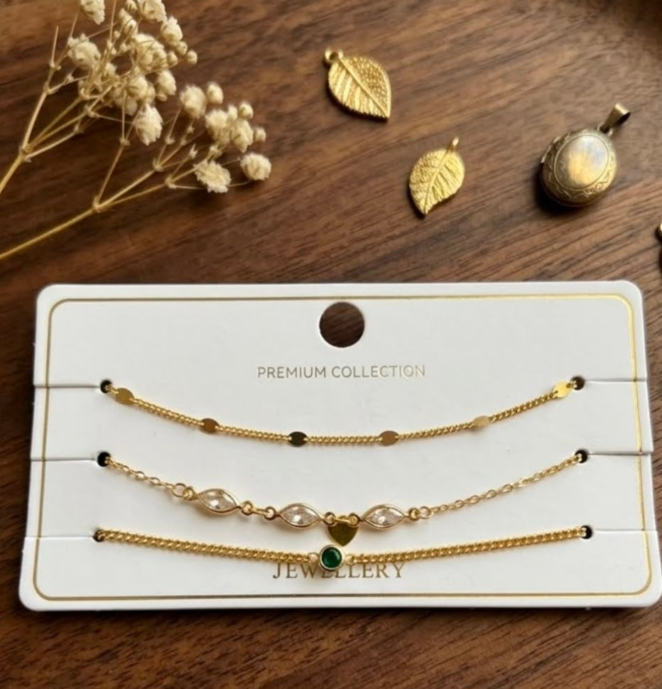 Elegante pulsera tres en una de mujer, con baño de oro.