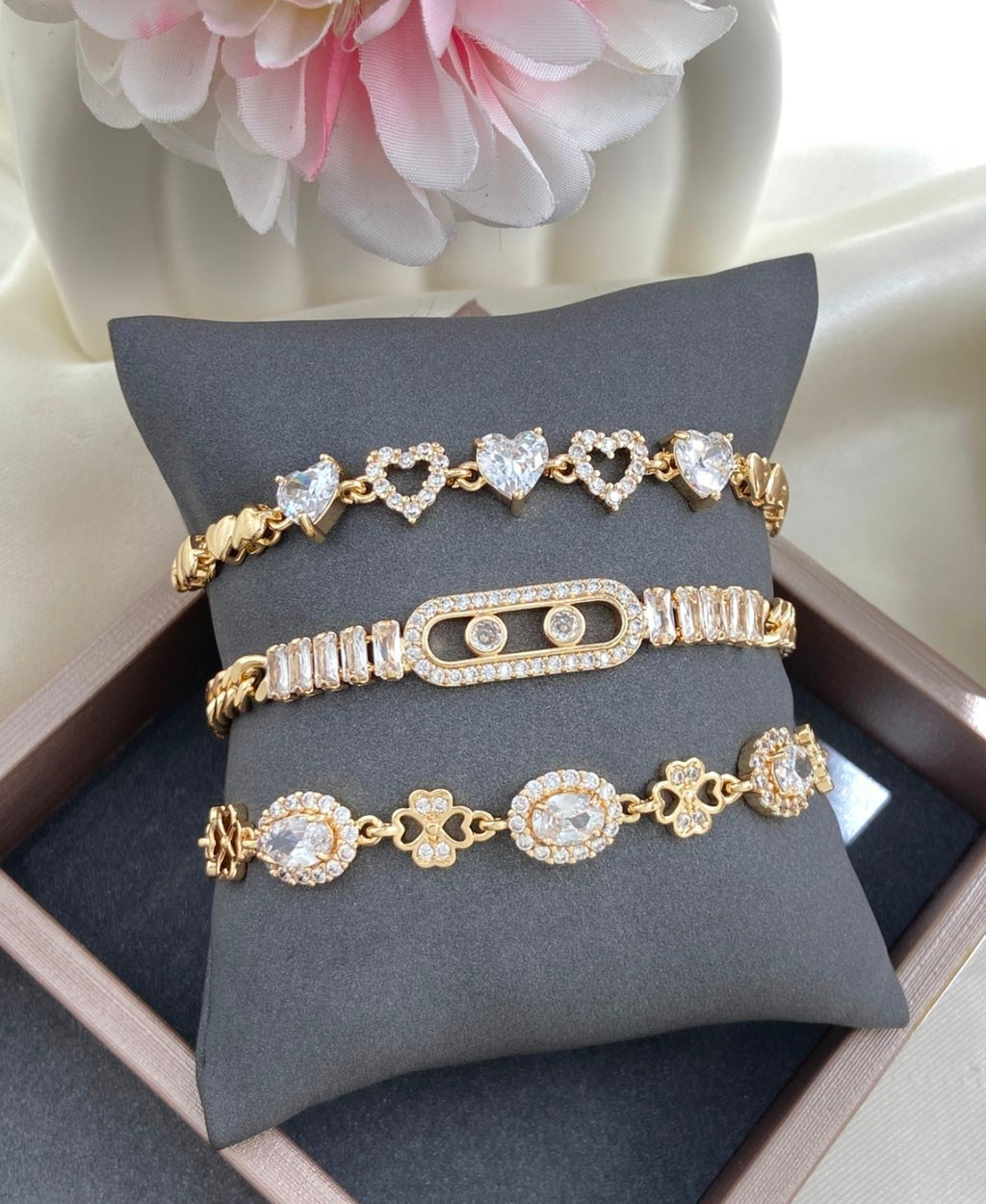 Variedades de pulseras con baño de oro. $350 cada escribe para decir cual quieres, recibes una por $350. Gracias por tu compra.