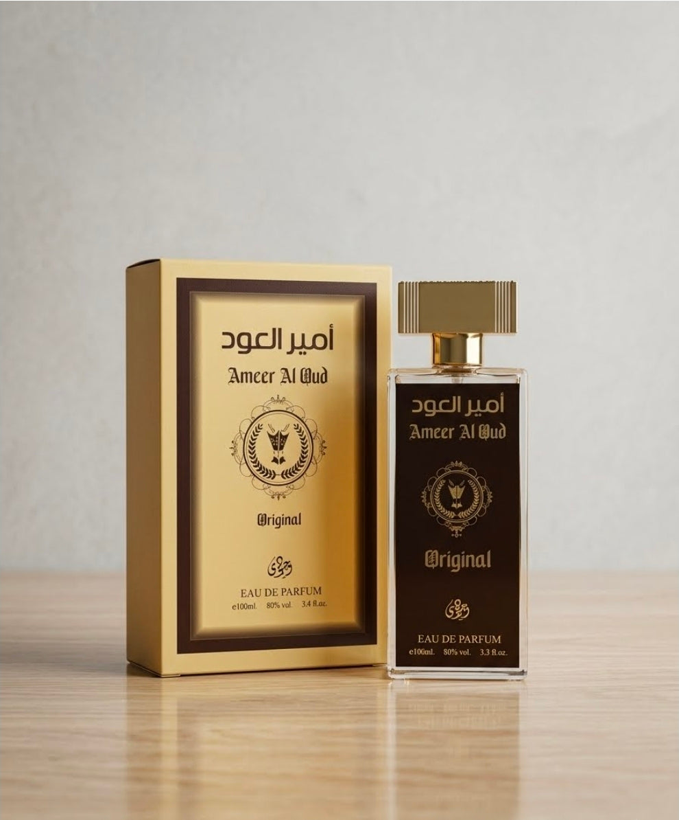 Huele a una mezcla rica de madera ahumada, oud elegante y azúcar quemada con vainilla. Es un aroma denso, dulce y misterioso que proyecta opulencia, diseñado específicamente para destacar en la noche. Inspiración.