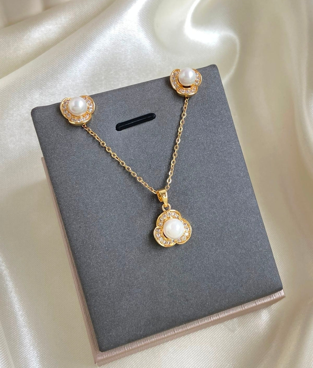 Variedades de juegos de cadenas y aretes con baño de oro por $425 escribe cual quieres y vas a recibir una por $425.  ♥️  Gracias por su compra