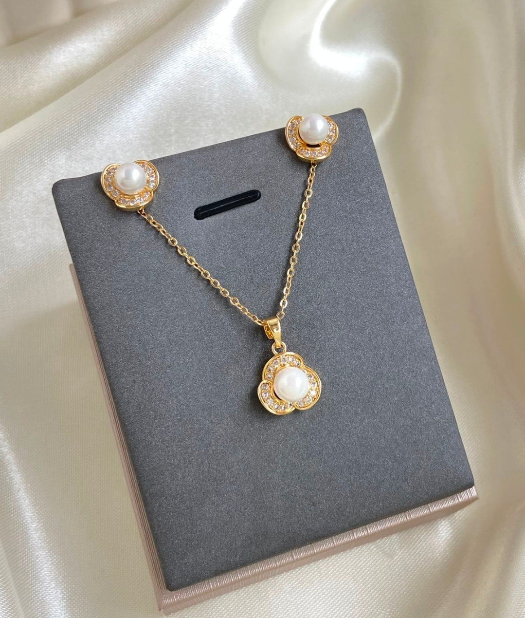 Variedades de juegos de cadenas y aretes con baño de oro por $425 escribe cual quieres y vas a recibir una por $425.  ♥️  Gracias por su compra