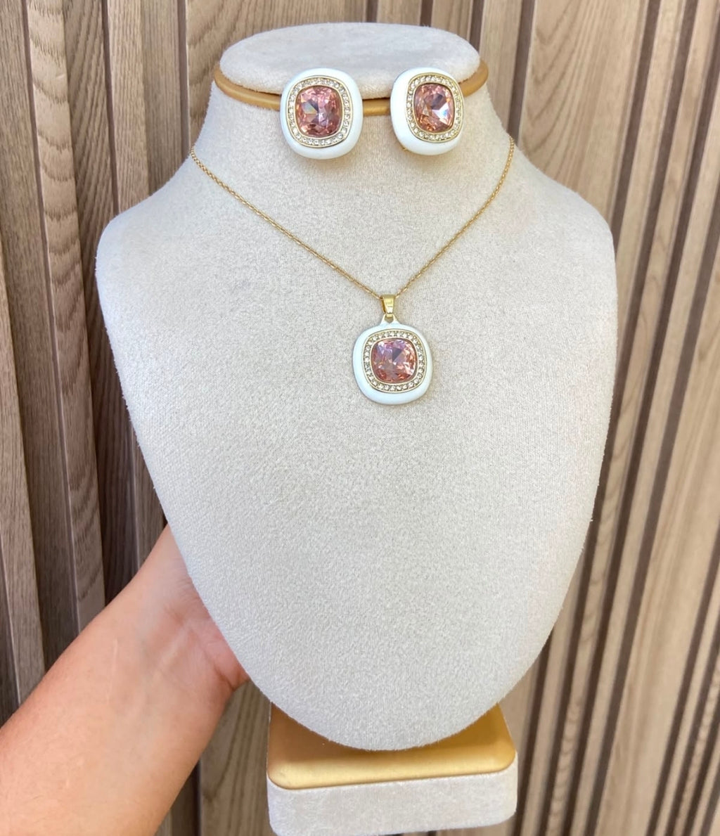 Juegos de cadenas y aretes con baño de oro. $1450 cada una.