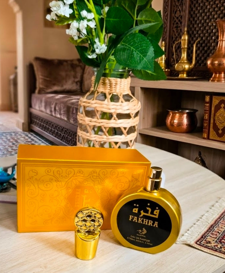 Fakhra de Alafiya, fragancia árabe en la que se inspira, Fakhar Gold) está catalogado principalmente como un perfume unisex, notas cítricas y especiadas (como el pomelo y el cardamomo) con un fondo cálido de ámbar, cuero y maderas. Inspiración.