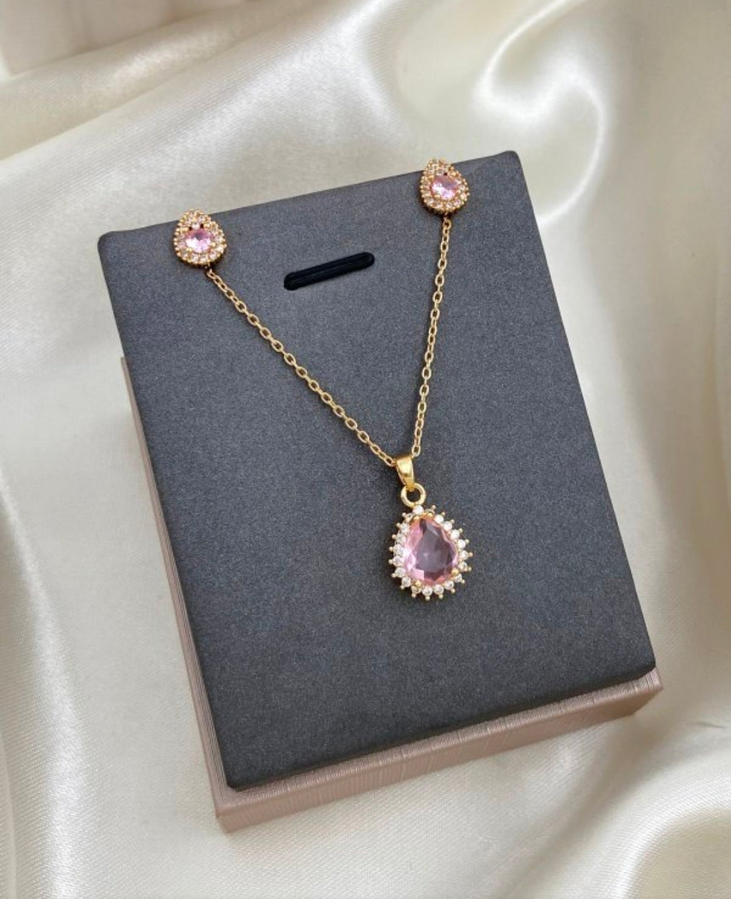 Variedades de juegos de cadenas y aretes con baño de oro por $425 escribe cual quieres y vas a recibir una por $425.  ♥️  Gracias por su compra