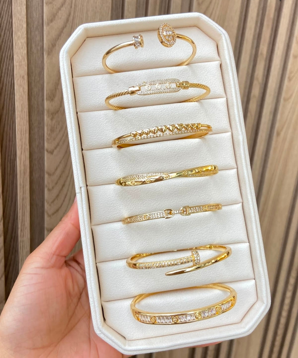 Variedades de bracaletes con baño de oro $450 cada uno
