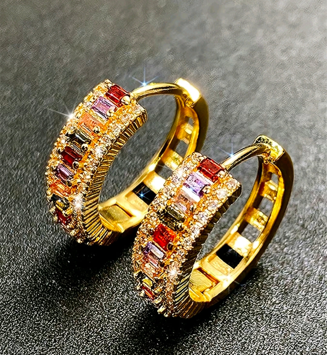 Estas argollas de diseño arcoíris son un accesorio moderno de estilo huggie, caracterizadas por su acabado brillante y su llamativa combinación de colores.