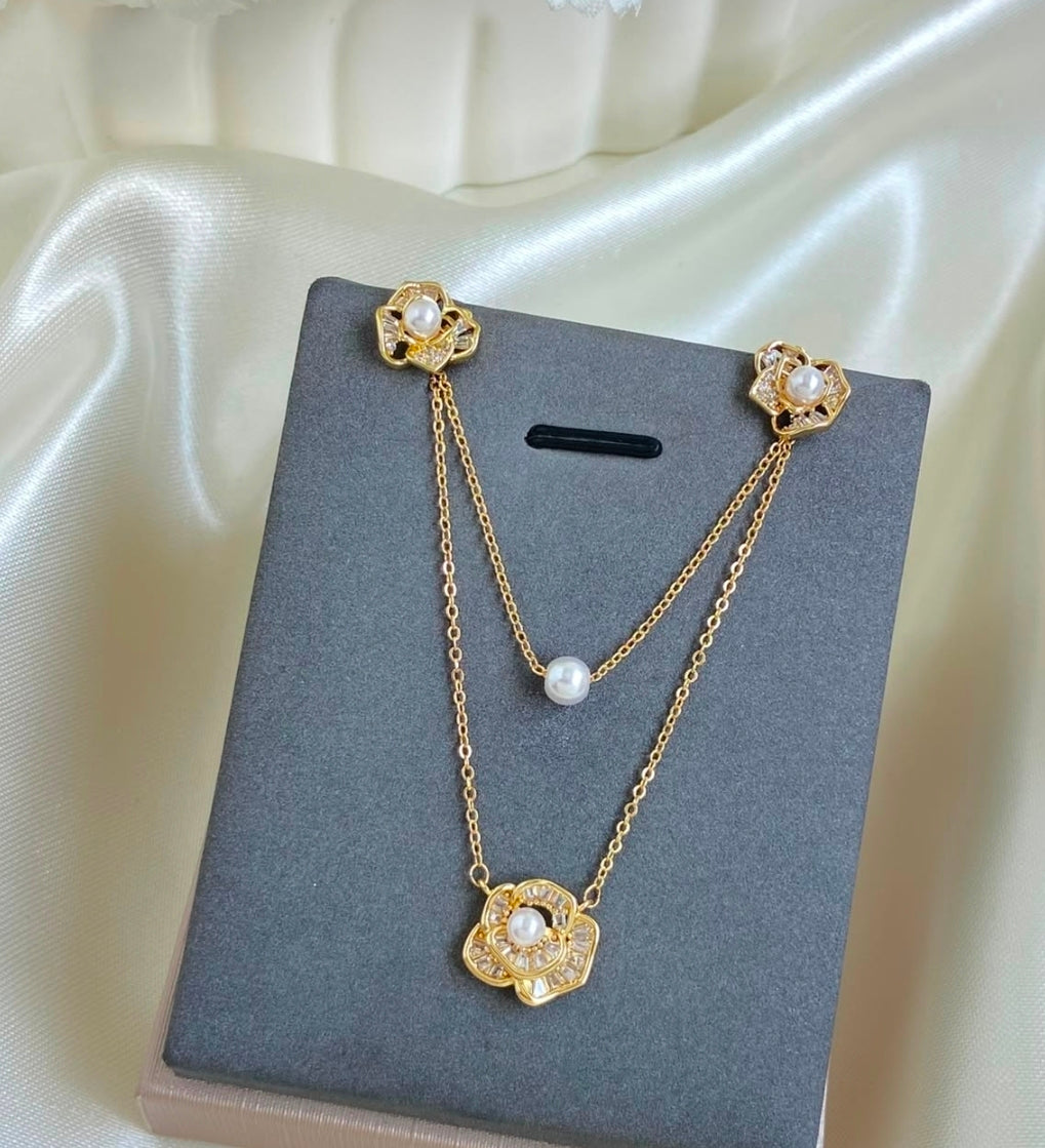 Variedades de elegante juego de cadenas y aretes con baño de oro.