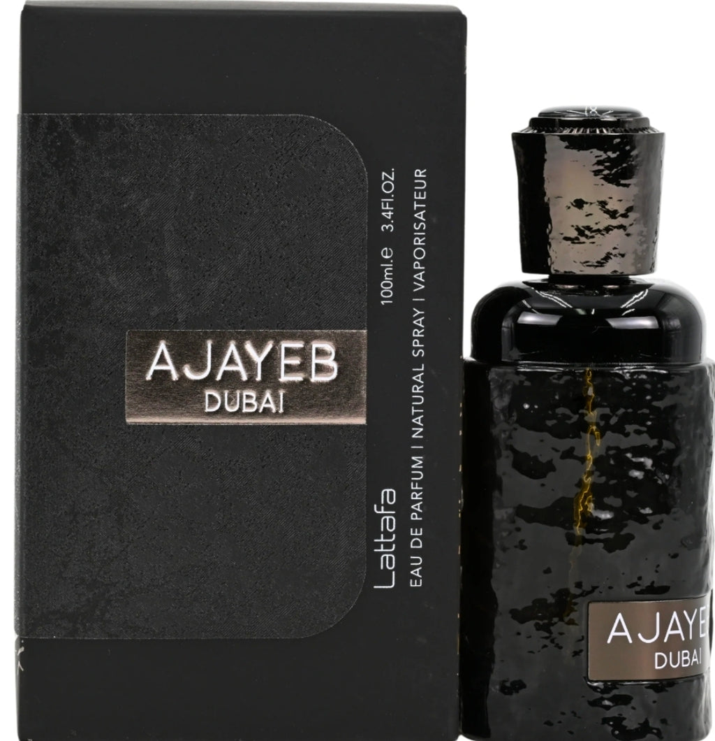 Lattafa Ajayeb Dubai es un perfume unisex muy llamativo por su propuesta dulce, tropical y oscura. Se destaca principalmente por mezclar notas frutales exóticas con un fondo cremoso e intenso de café y maderas.