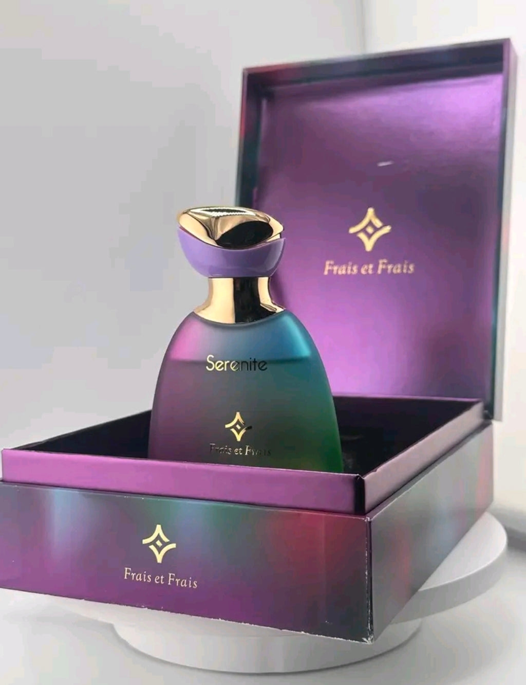 Sérénité de Frais et Frais es un Eau de Parfum moderno que equilibra frescura, frutas jugosas y una base profundamente cálida. 100% original