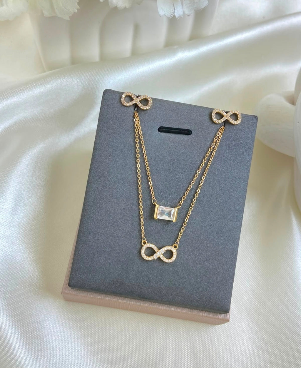 Variedades de elegante juego de cadenas y aretes con baño de oro.