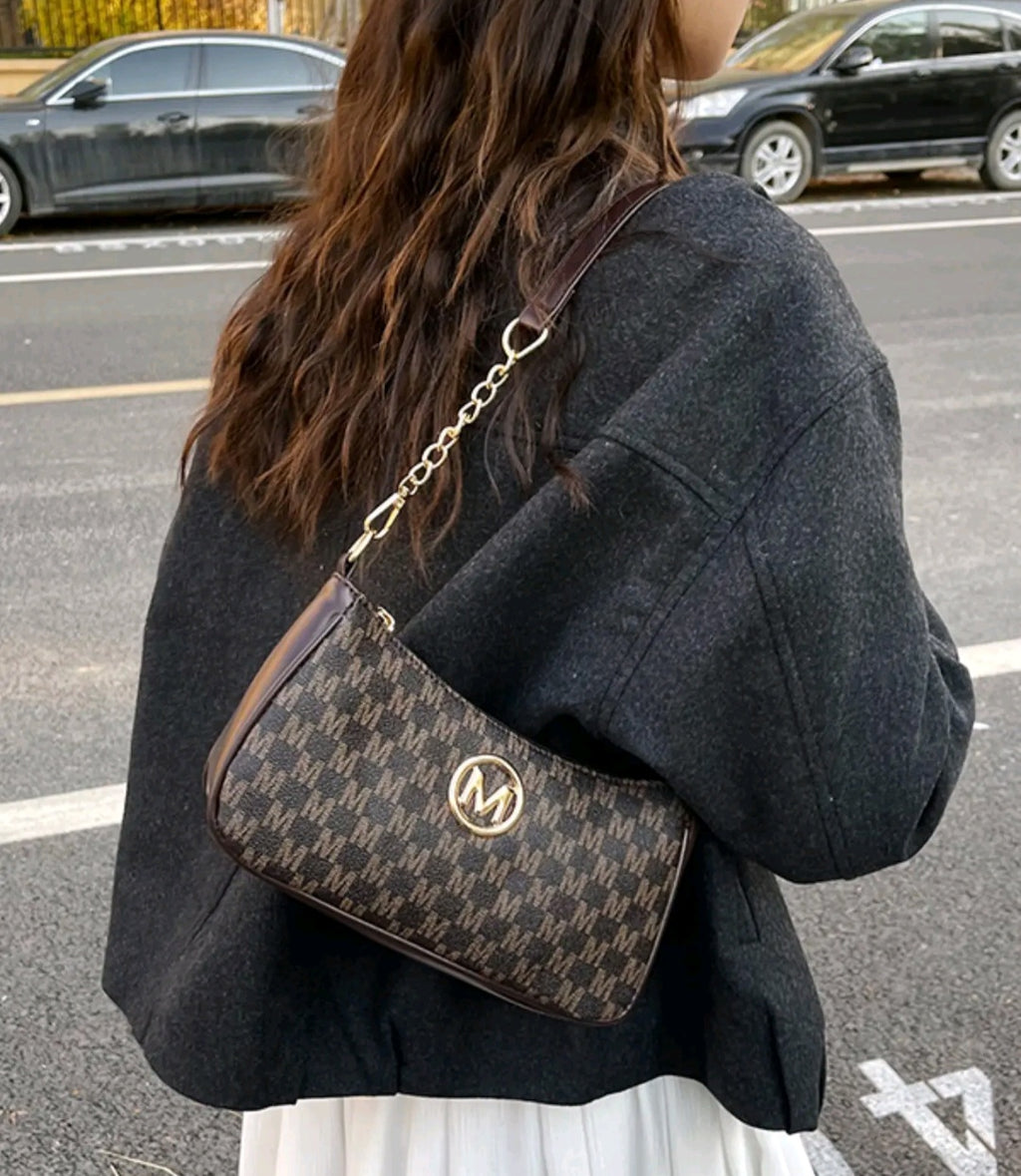 Eleva tus looks diarios con este bolso estilo baguette, una pieza clave que fusiona la tendencia contemporánea con la sofisticación clásica.