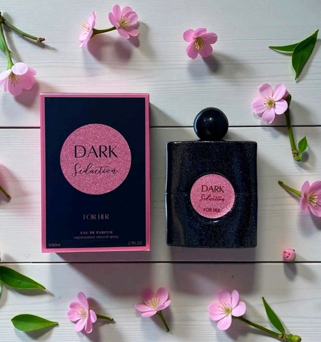 Dark Seduction For Her, un Eau de Parfum de 80 ml (2.7 FL.OZ.)Es un aroma misterioso, sensual e indulgente, ideal para quienes disfrutan de los perfumes gourmand con un toque vibrante y profundo. Inspiración