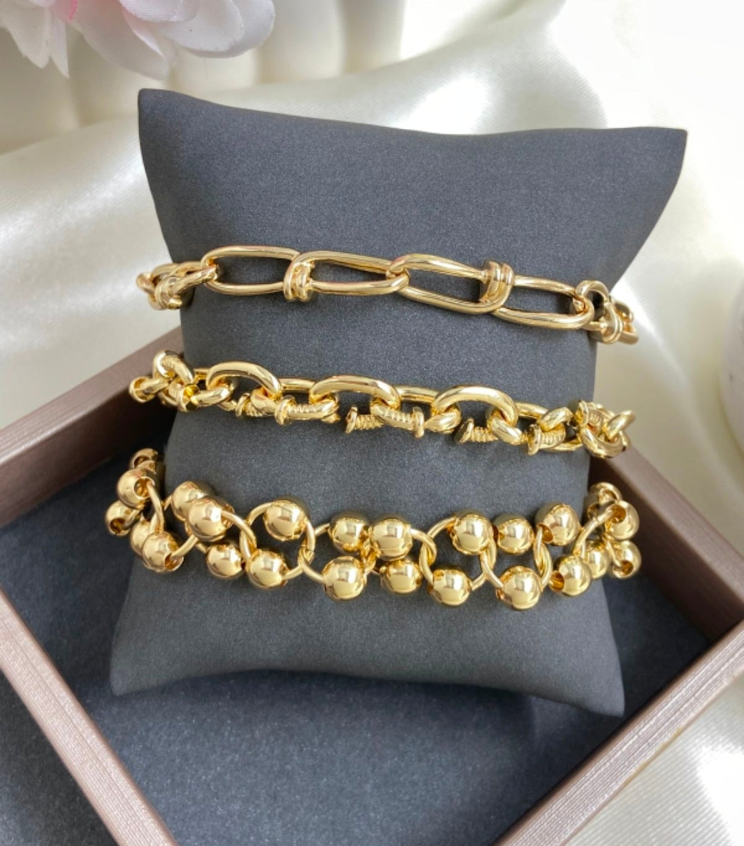 Variedades de pulseras con baño de oro. $350 cada escribe para decir cual quieres, recibes una por $350. Gracias por tu compra.