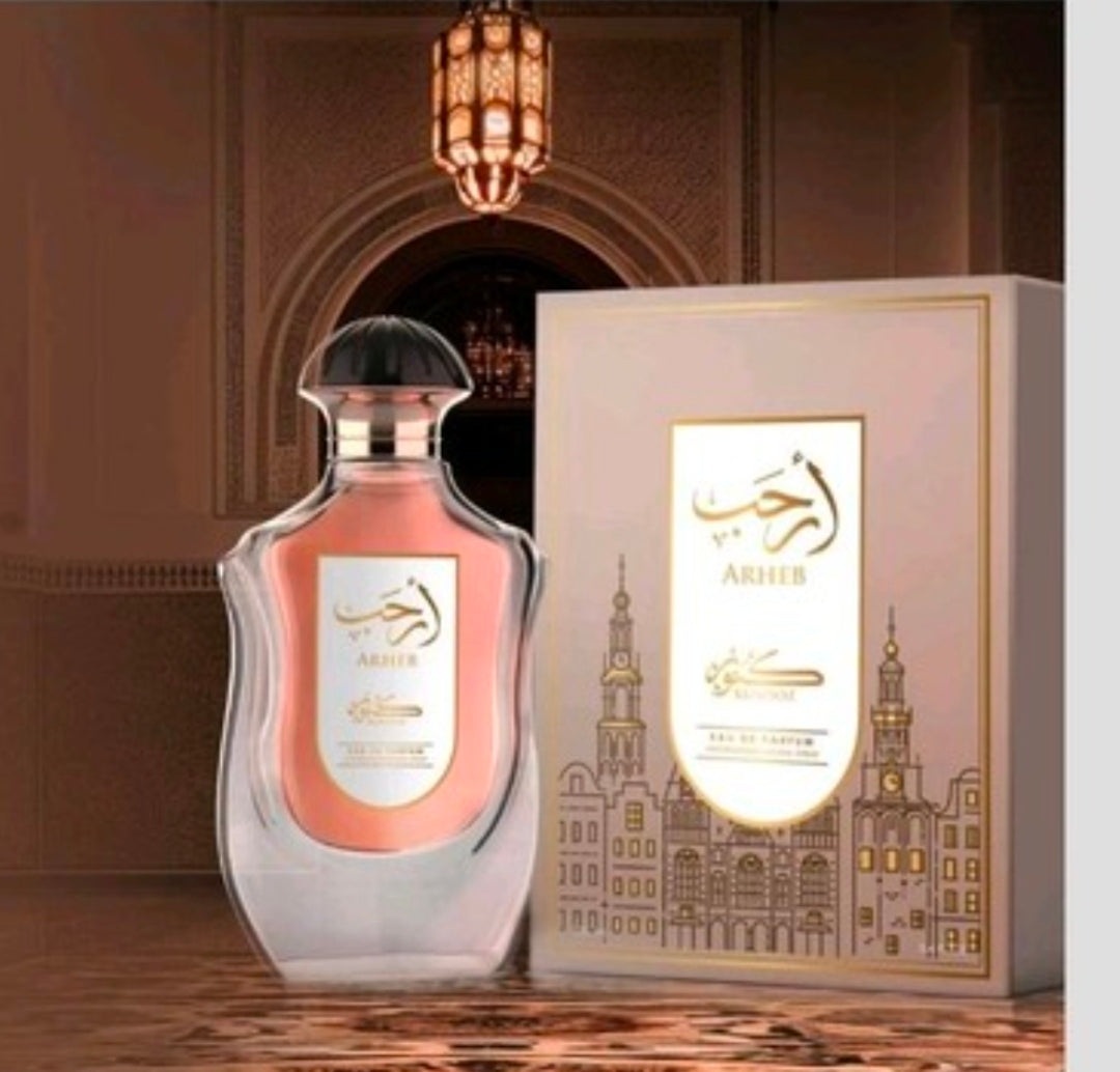 Arheb de Kunooz (Eau de Parfum, 100 ml) El perfume se abre con una sensación frutal, jugosa y chispeante gracias a la pera. Al asentarse, se transforma en un bouquet de flores blancas elegantes (iris y jazmín) y concluye con una base intensamente dulce.