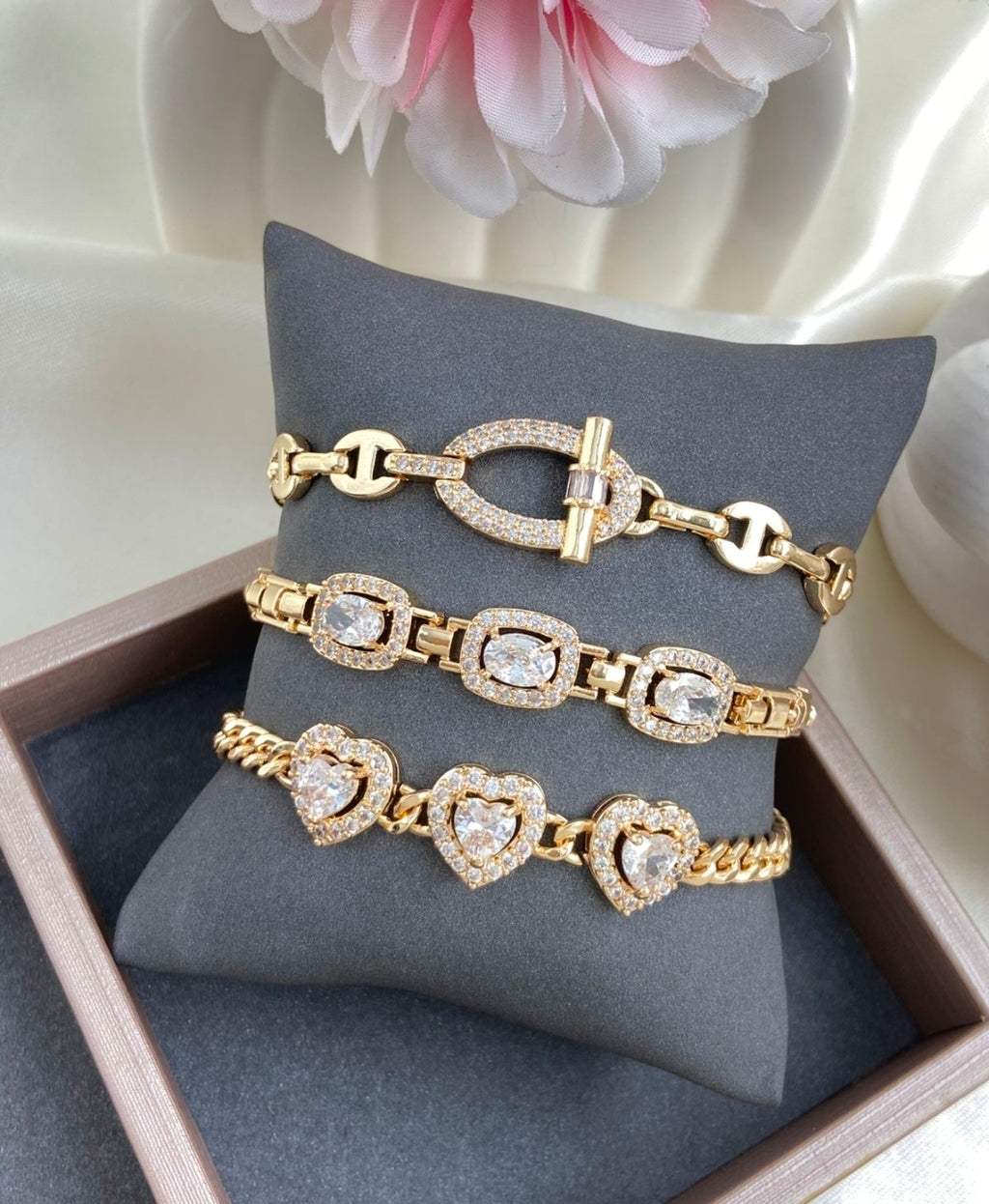 Variedades de pulseras con baño de oro. $350 cada escribe para decir cual quieres, recibes una por $350. Gracias por tu compra.