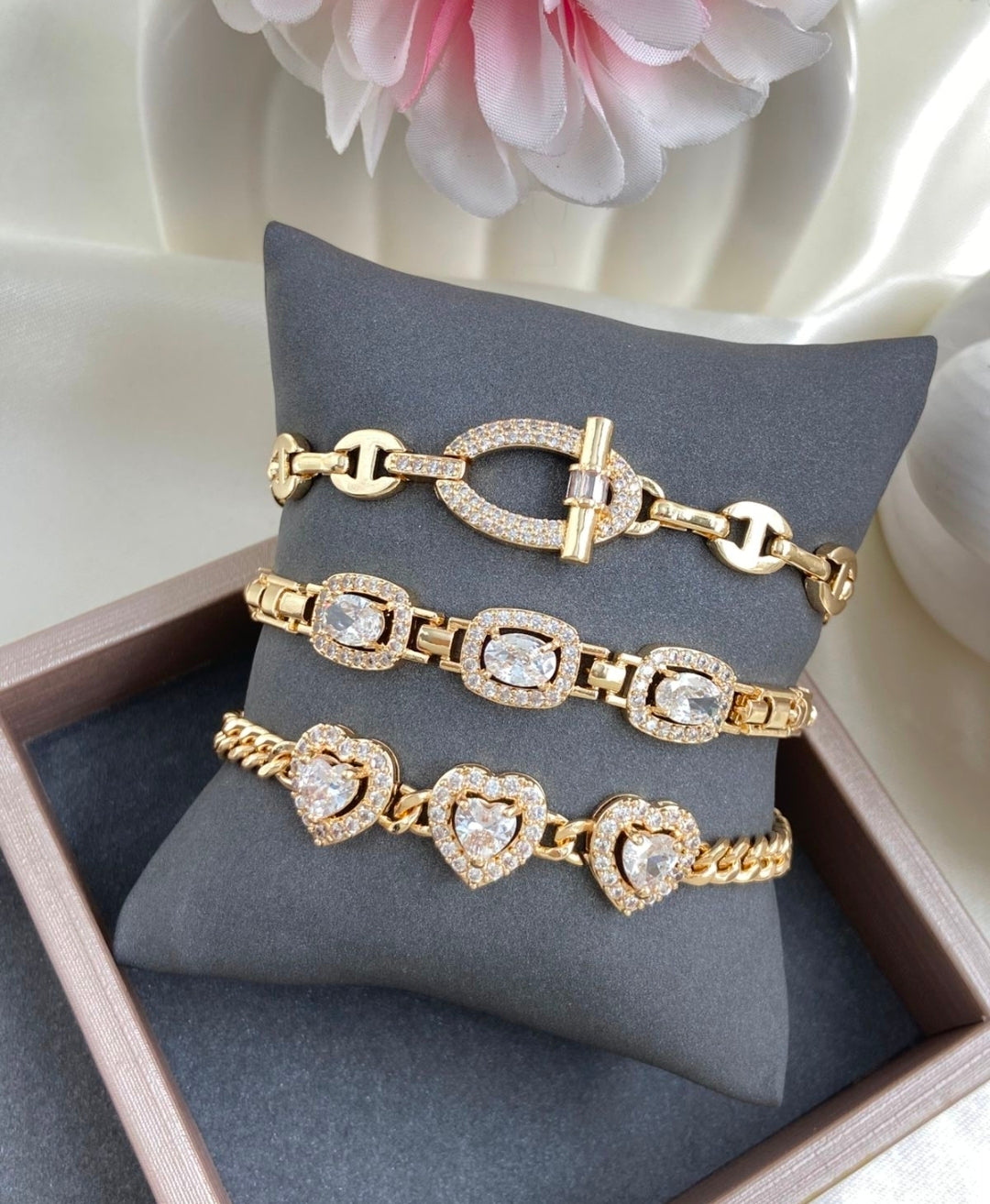 Variedades de pulseras con baño de oro. $350 cada escribe para decir cual quieres, recibes una por $350. Gracias por tu compra.