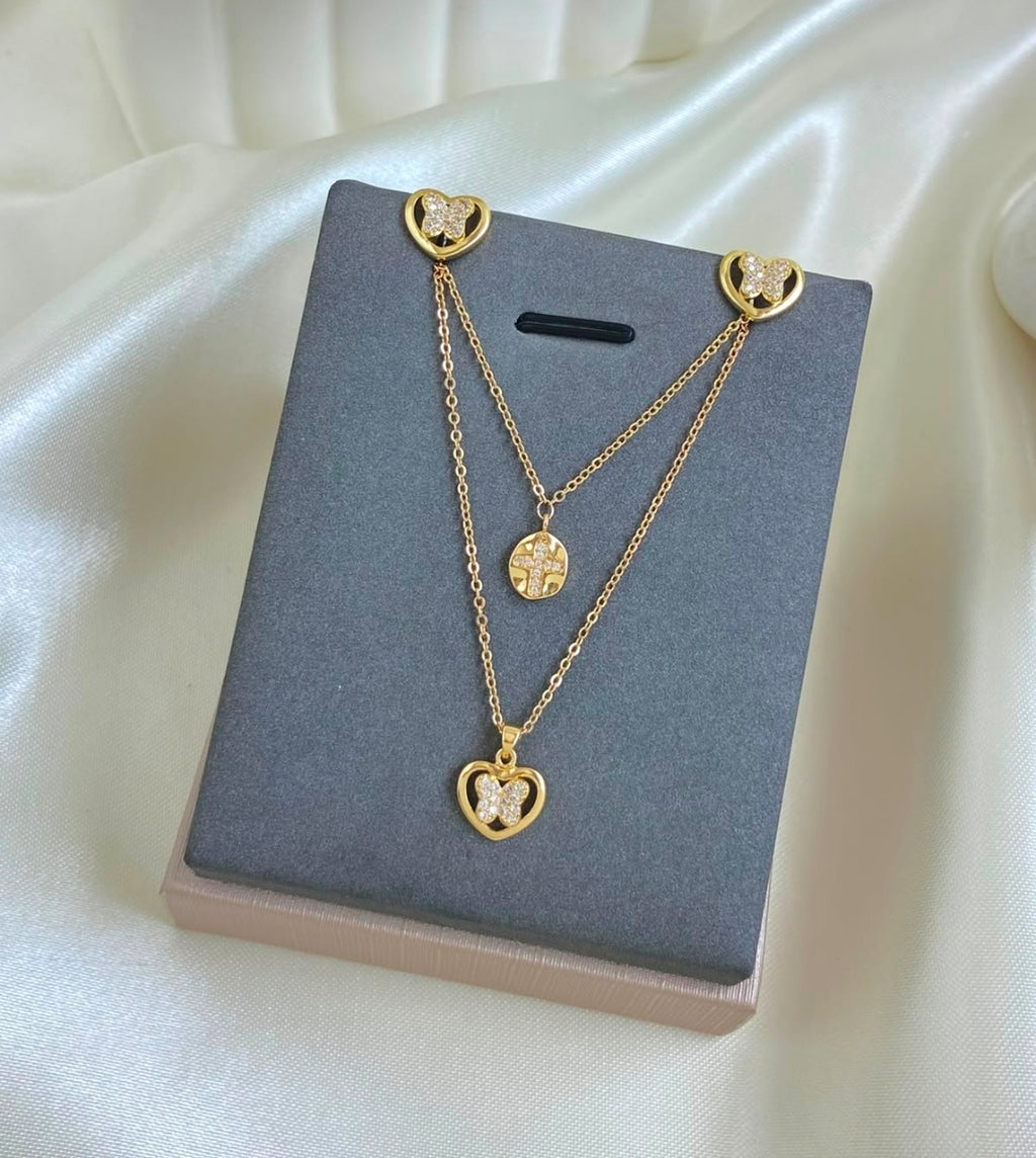 Variedades de elegante juego de cadenas y aretes con baño de oro.