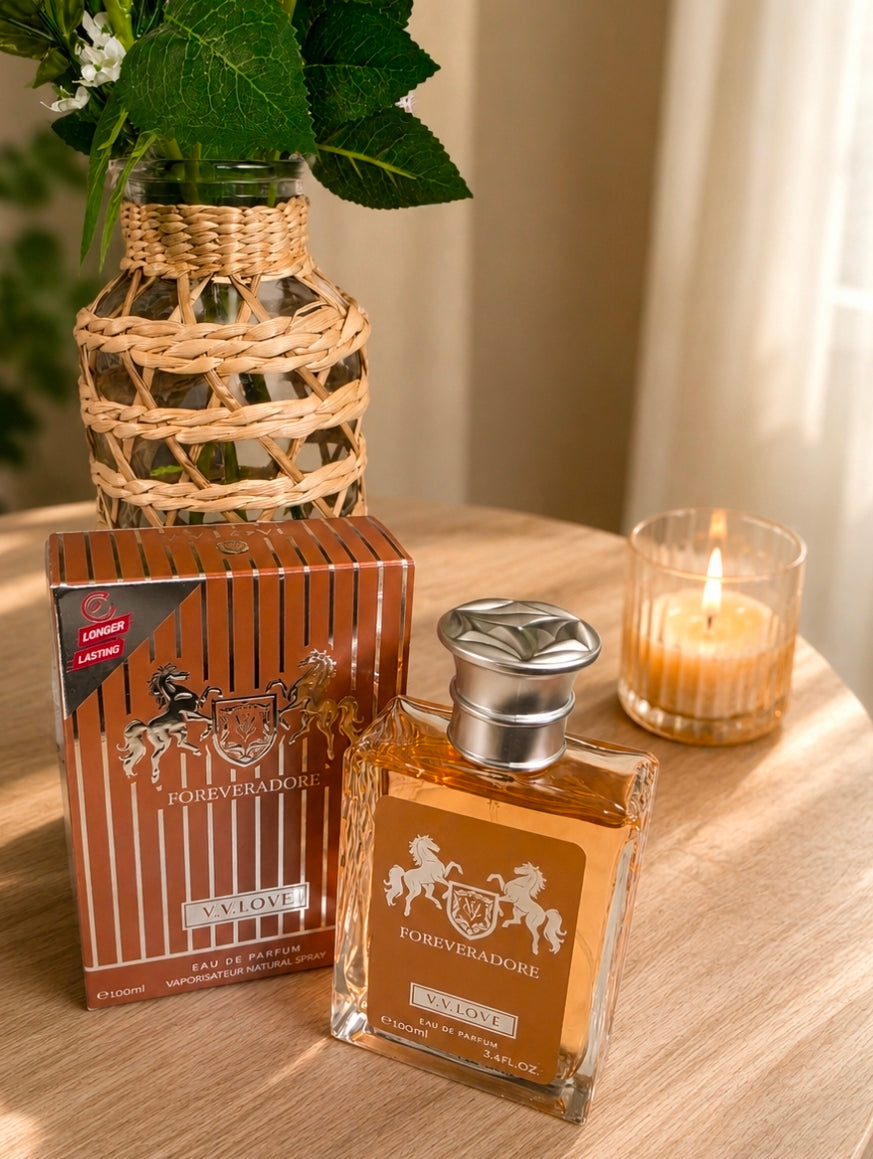 Foreveradore Eau de Parfum de la marca V.V. LOVE. Es una fragancia inspirada en el perfil aromático y lujoso de perfumes nicho con un diseño clásico oriental y amaderado. Inspiración