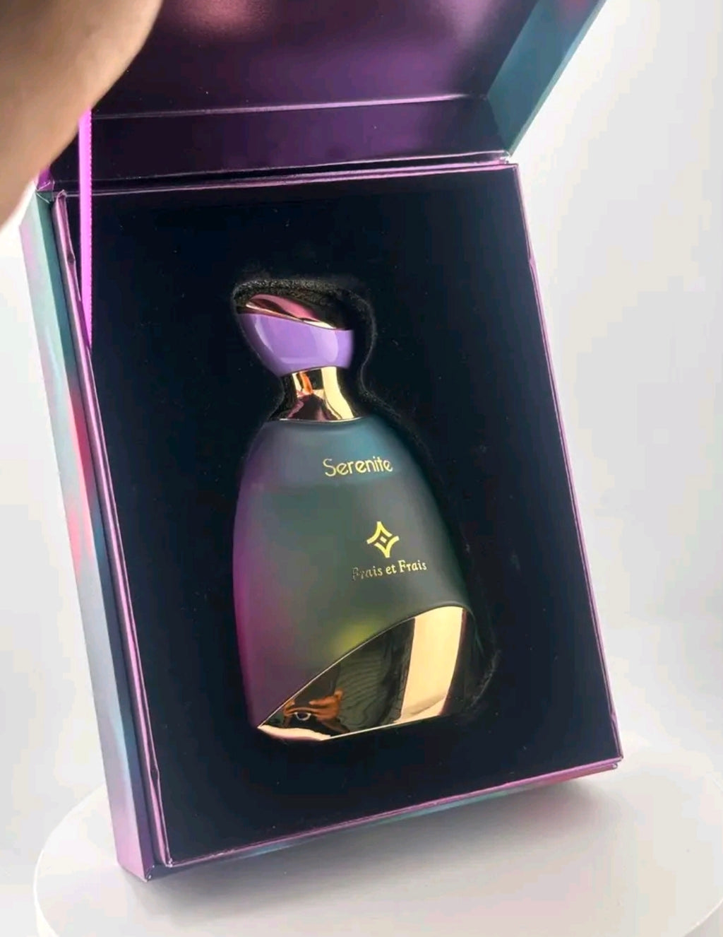Sérénité de Frais et Frais es un Eau de Parfum moderno que equilibra frescura, frutas jugosas y una base profundamente cálida. 100% original