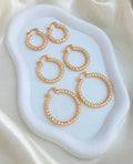 Variedades de argollas con baño de oro. $280  Escribir para decir cual va a comprar solo va a recibir una por $280 pesos. Gracias por su compra.