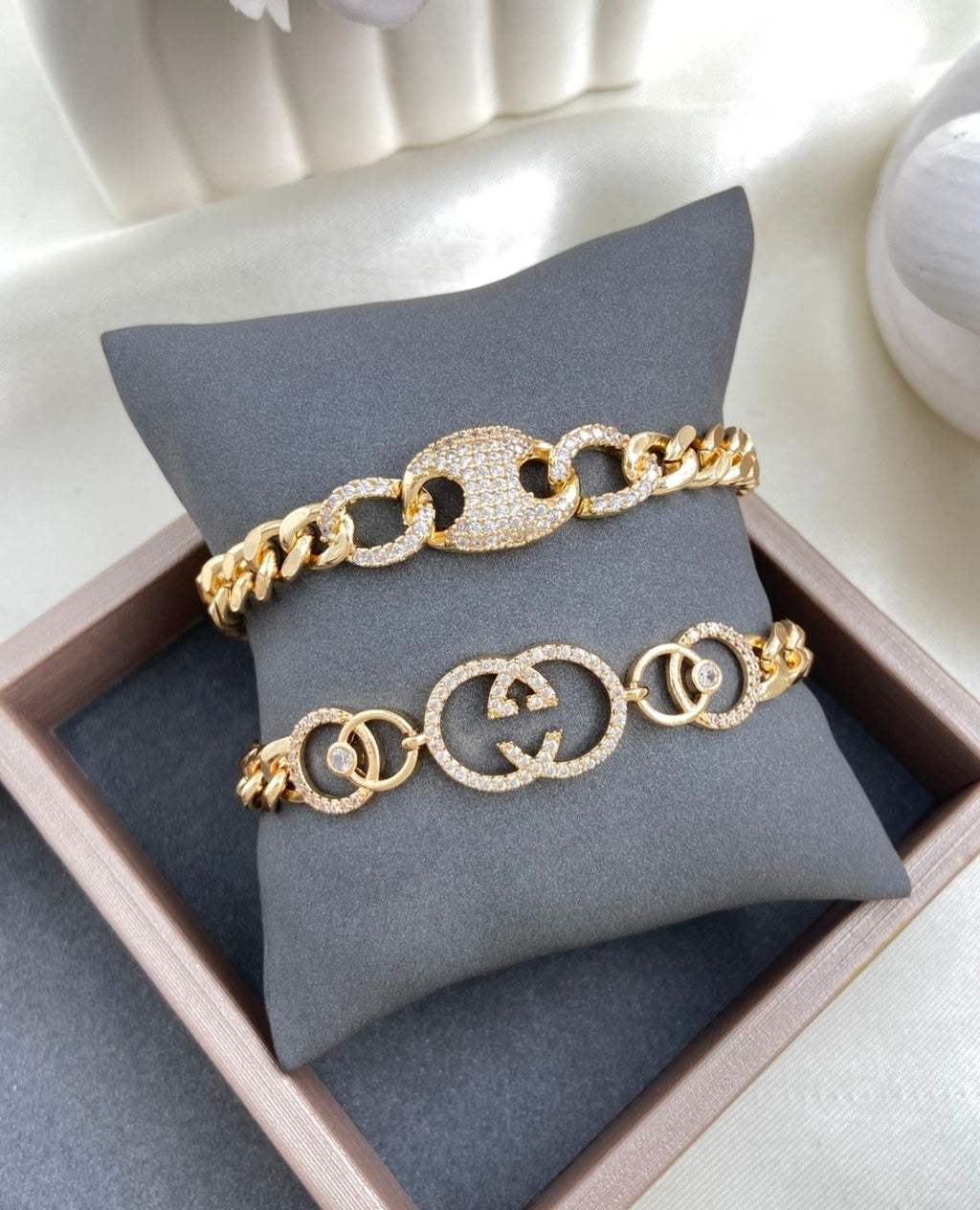 Variedades de pulseras con baño de oro. $350 cada escribe para decir cual quieres, recibes una por $350. Gracias por tu compra.